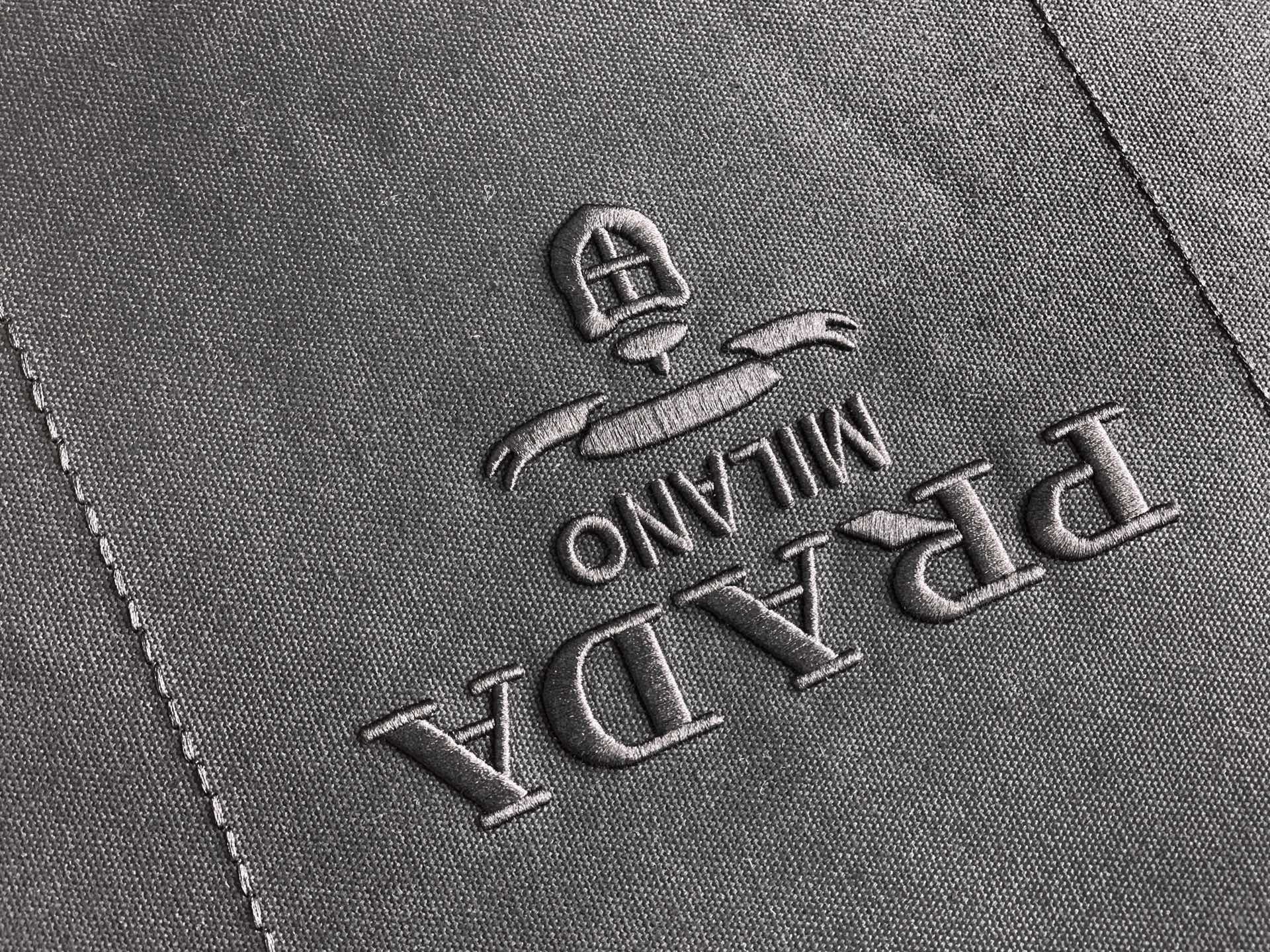 Prada 新款托特包男款这款帆布手袋以简洁 的设计崭新诠释 百搭多变 内里空间充足 款式