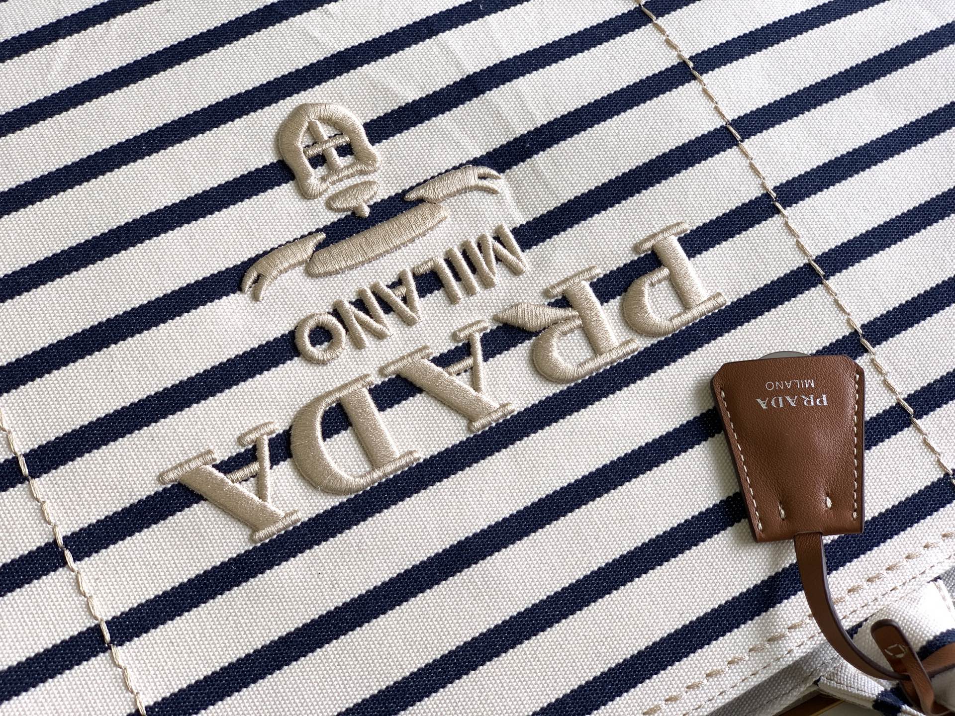 Prada 新款托特包男款这款帆布手袋以简洁 的设计崭新诠释 百搭多变 内里空间充足 款式