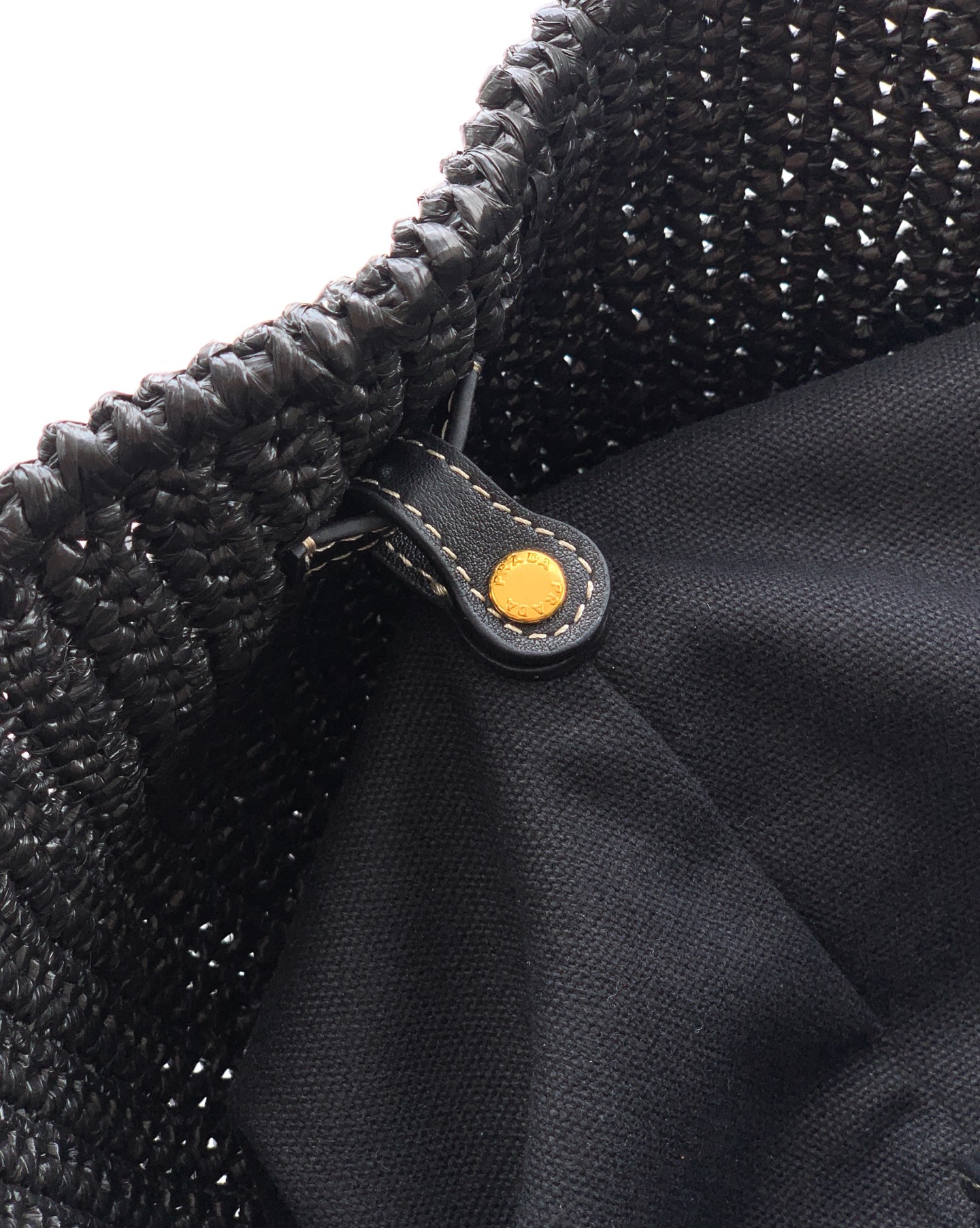Bottega Veneta 新款编织菜篮子到货这款手工钩编包散发着自由与 的钩编工艺 诉说着精湛的工艺和对细节的关注
