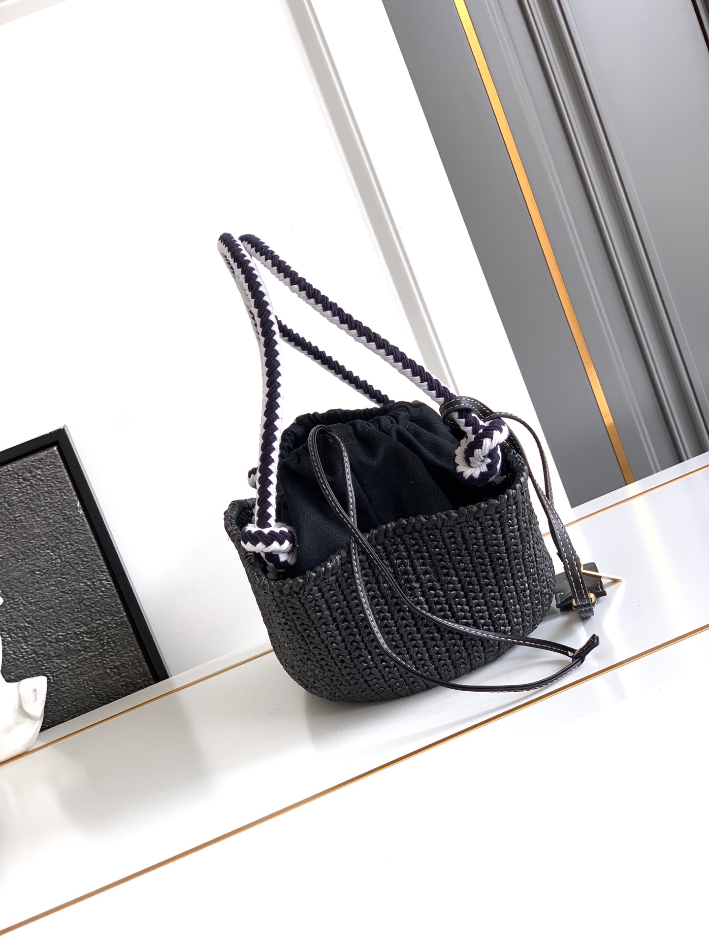Bottega Veneta 新款编织菜篮子到货这款手工钩编包散发着自由与 的钩编工艺 诉说着精湛的工艺和对细节的关注