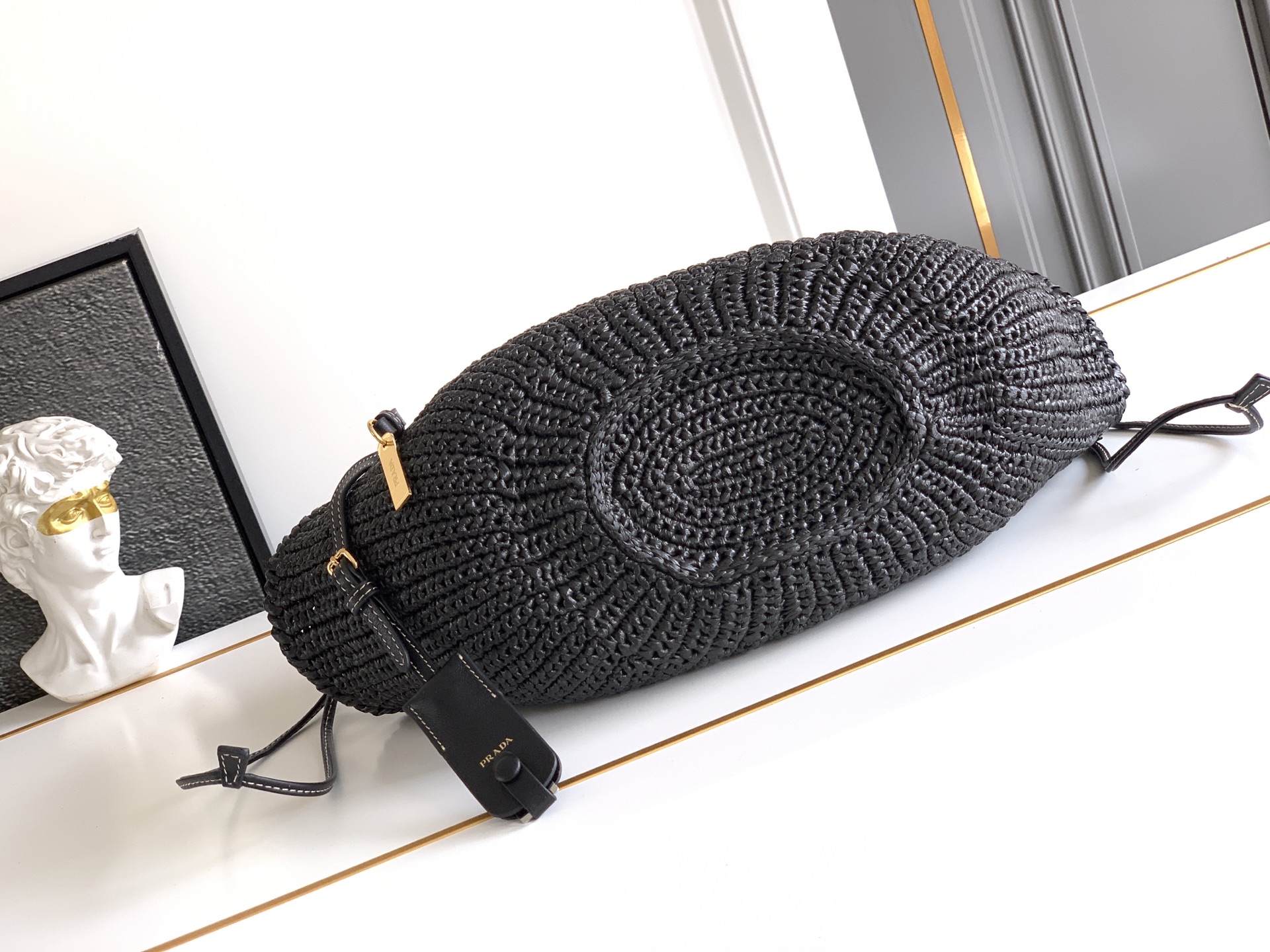 Bottega Veneta 新款编织菜篮子到货这款手工钩编包散发着自由与 的钩编工艺 诉说着精湛的工艺和对细节的关注