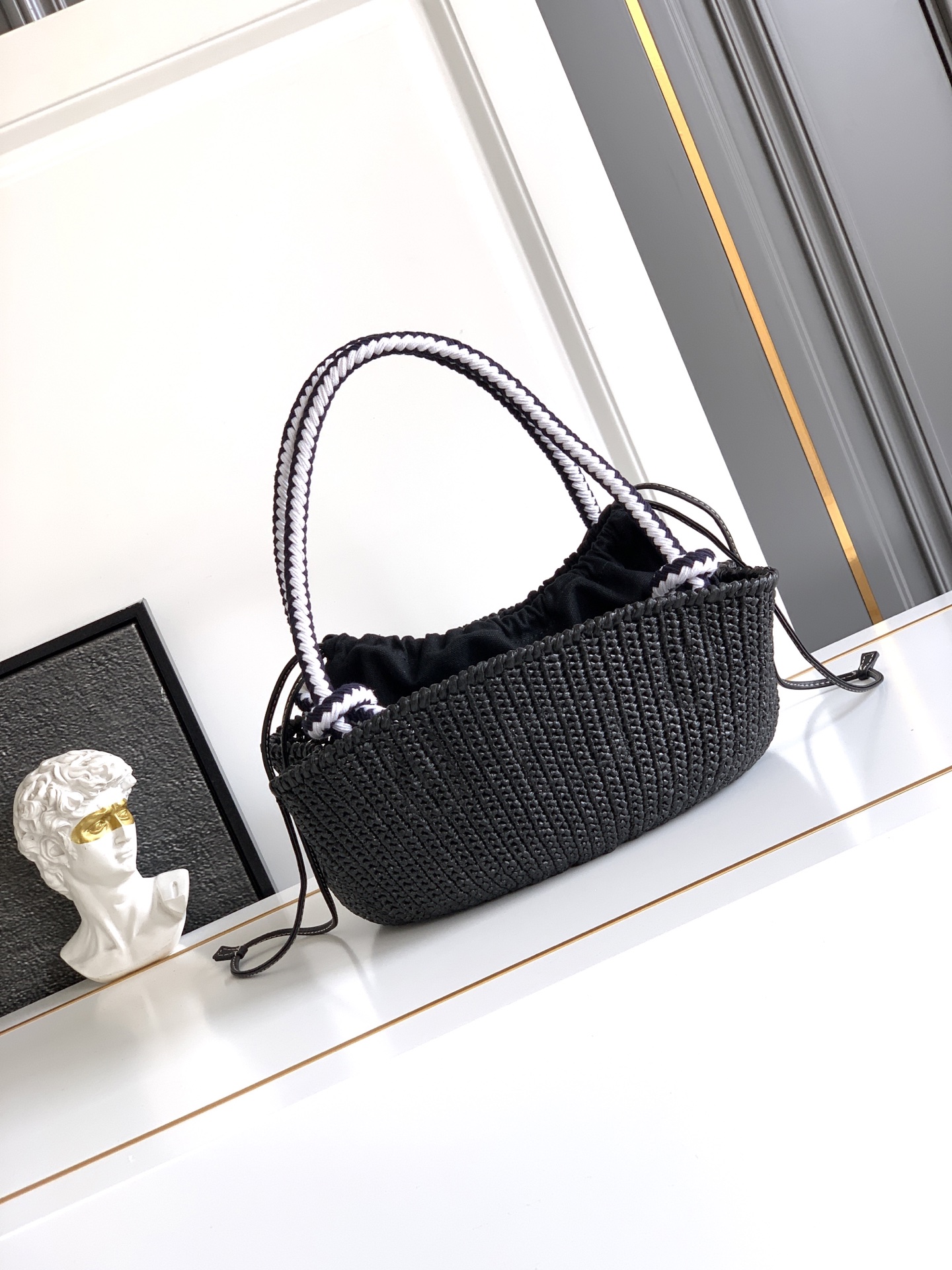 Bottega Veneta 新款编织菜篮子到货这款手工钩编包散发着自由与 的钩编工艺 诉说着精湛的工艺和对细节的关注