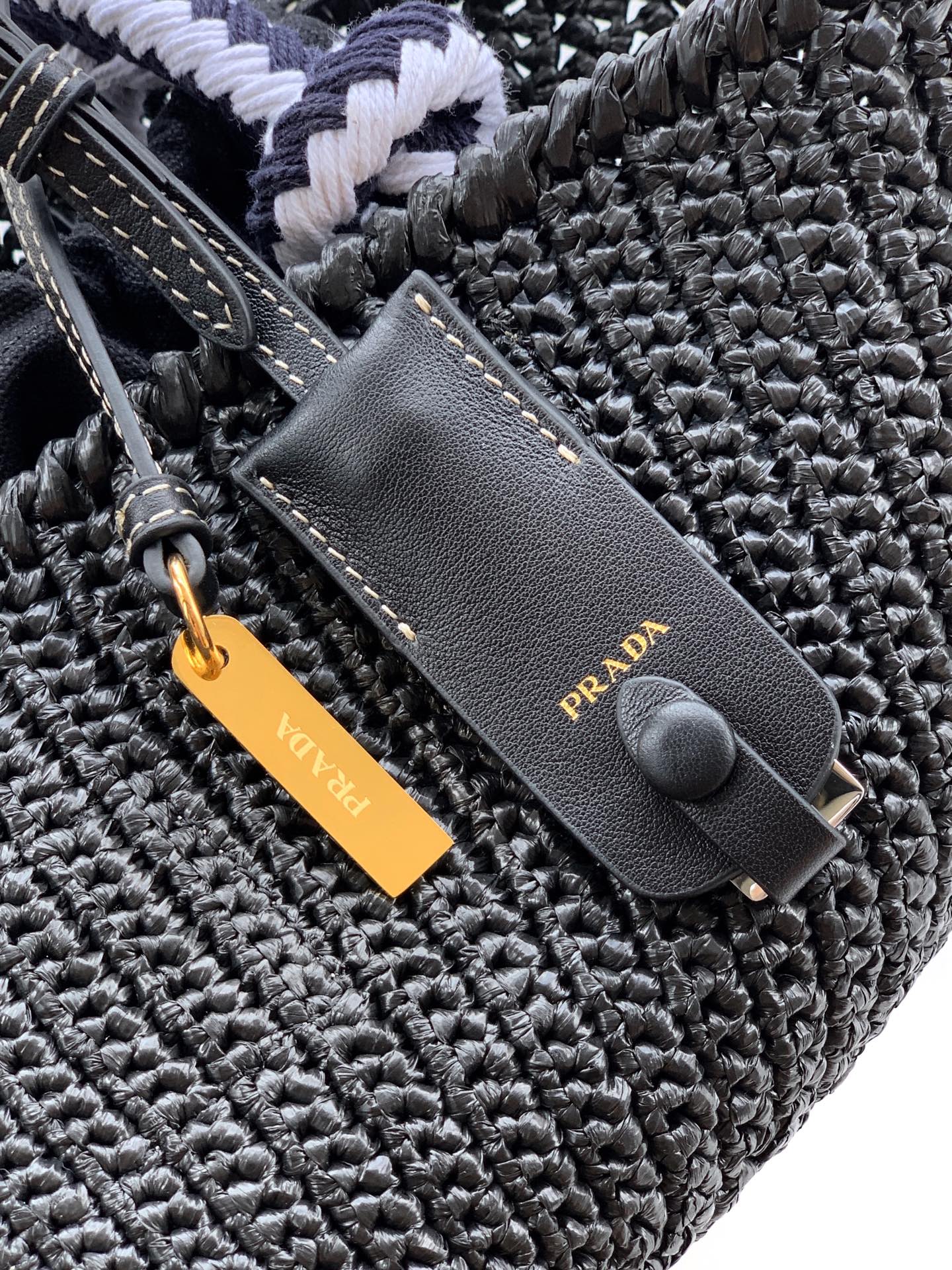 Bottega Veneta 新款编织菜篮子到货这款手工钩编包散发着自由与 的钩编工艺 诉说着精湛的工艺和对细节的关注