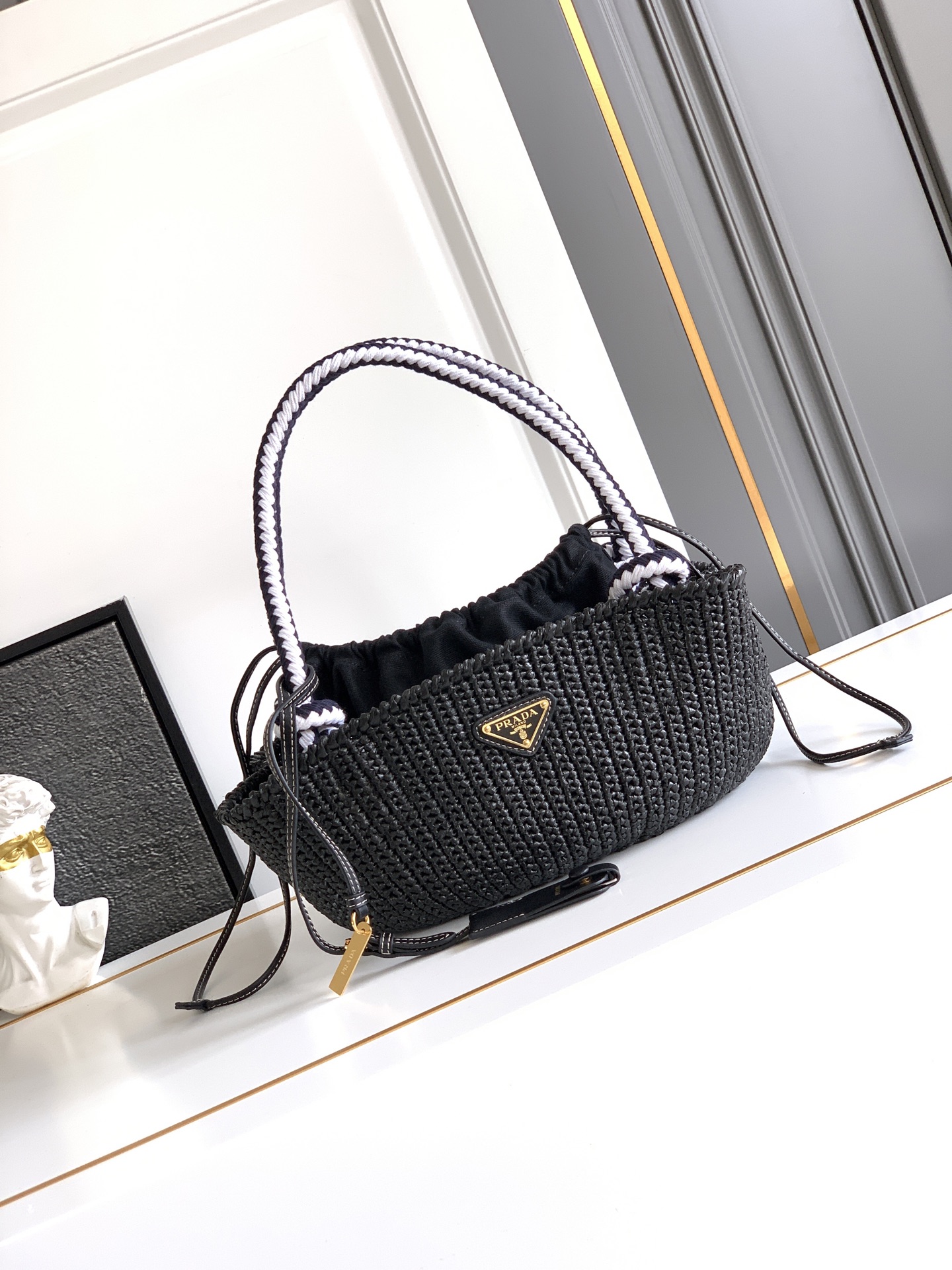 Bottega Veneta 新款编织菜篮子到货这款手工钩编包散发着自由与 的钩编工艺 诉说着精湛的工艺和对细节的关注