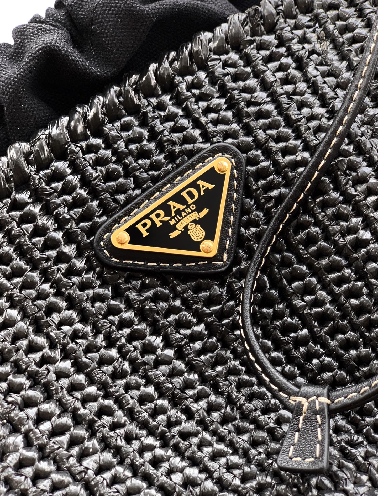Bottega Veneta 新款编织菜篮子到货这款手工钩编包散发着自由与 的钩编工艺 诉说着精湛的工艺和对细节的关注