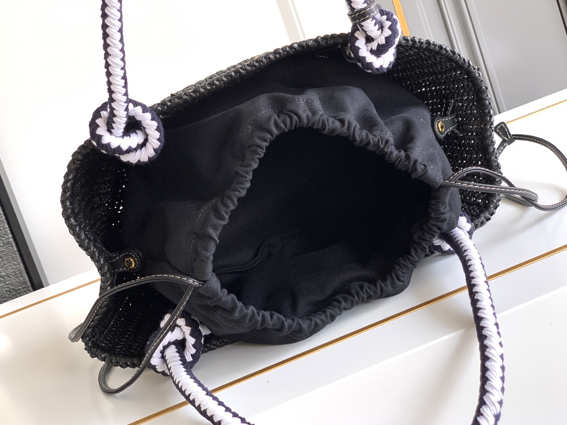 Bottega Veneta 新款编织菜篮子到货这款手工钩编包散发着自由与 的钩编工艺 诉说着精湛的工艺和对细节的关注