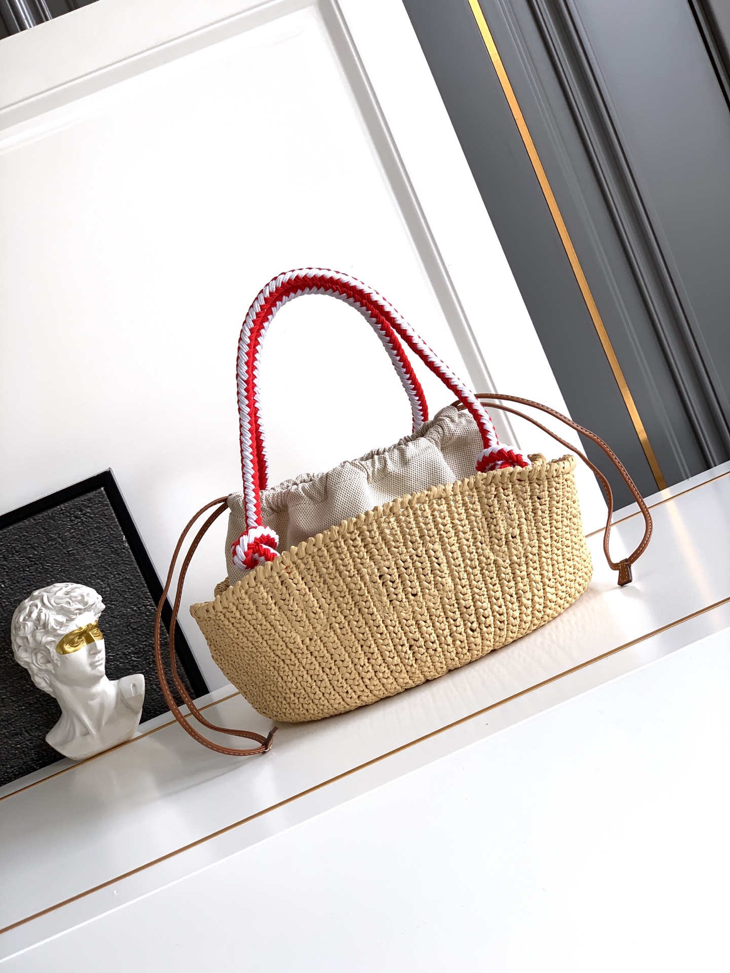 Bottega Veneta 新款编织菜篮子到货这款手工钩编包散发着自由与 的钩编工艺 诉说着精湛的工艺和对细节的关注