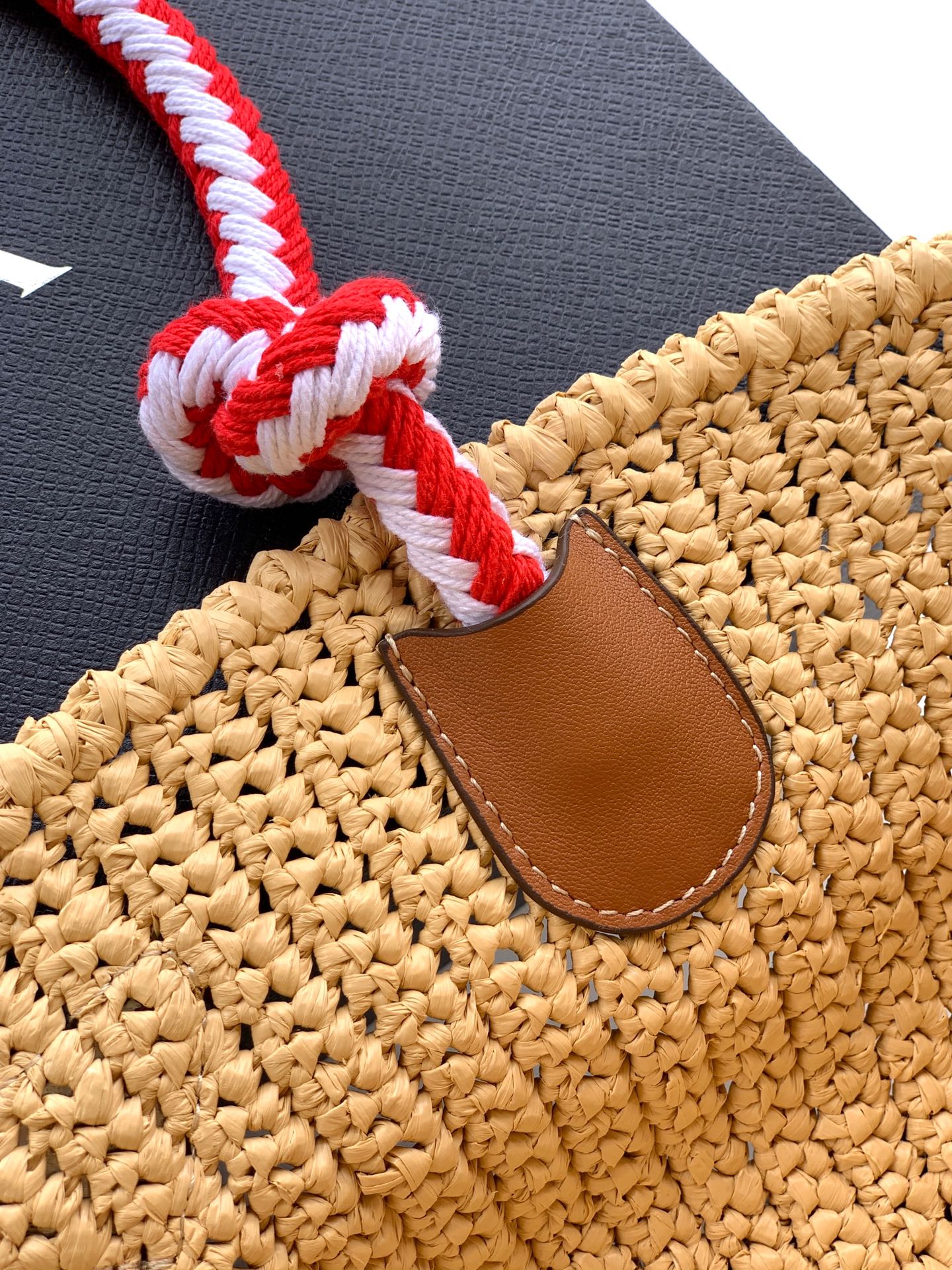Bottega Veneta 新款编织菜篮子到货这款手工钩编包散发着自由与 的钩编工艺 诉说着精湛的工艺和对细节的关注