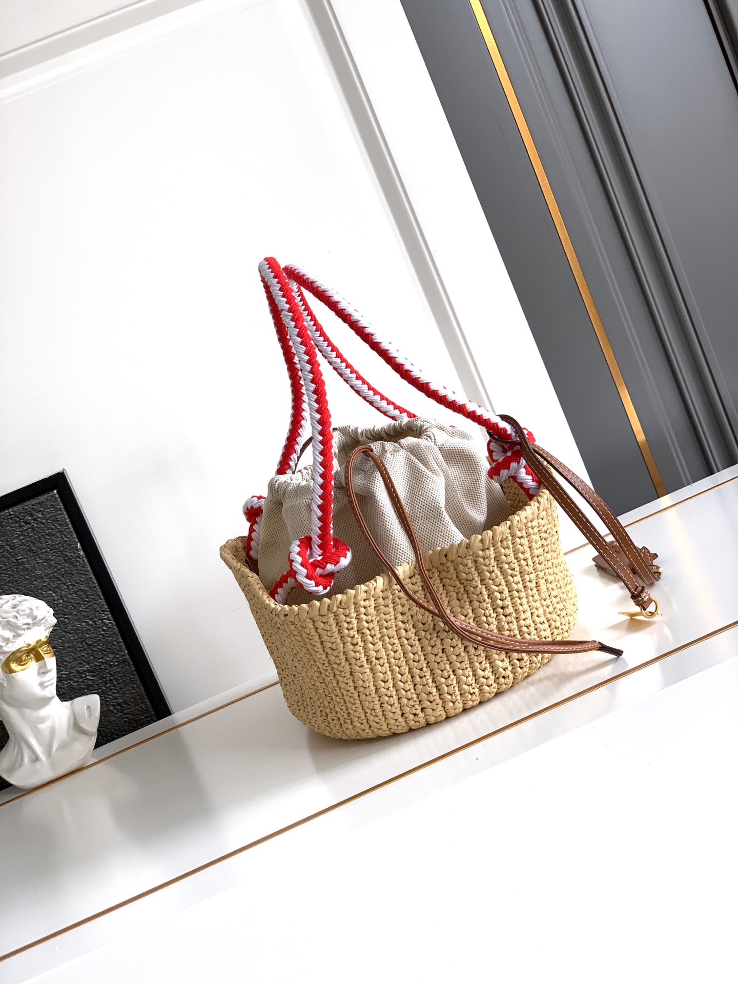 Bottega Veneta 新款编织菜篮子到货这款手工钩编包散发着自由与 的钩编工艺 诉说着精湛的工艺和对细节的关注