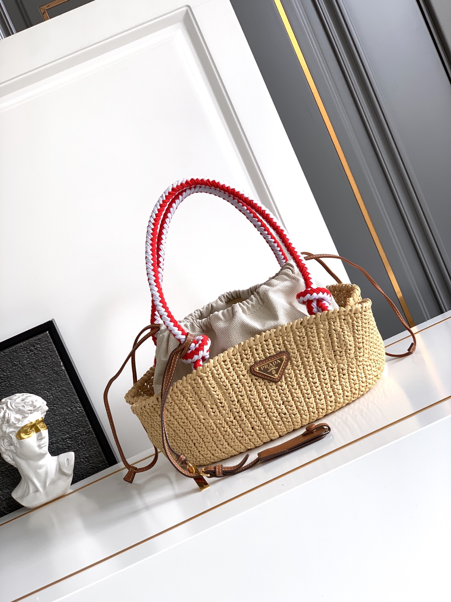 Bottega Veneta 新款编织菜篮子到货这款手工钩编包散发着自由与 的钩编工艺 诉说着精湛的工艺和对细节的关注