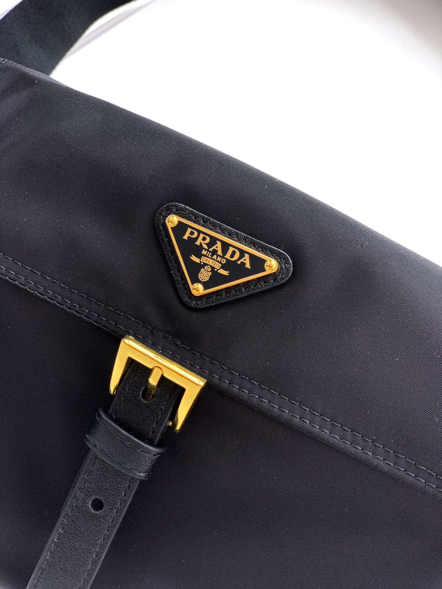 Prada 新款邮差包