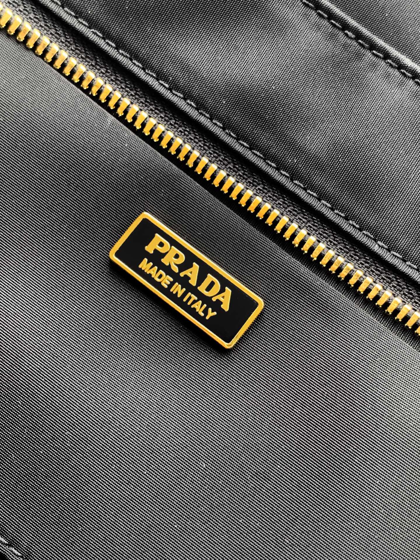 Prada 新款邮差包