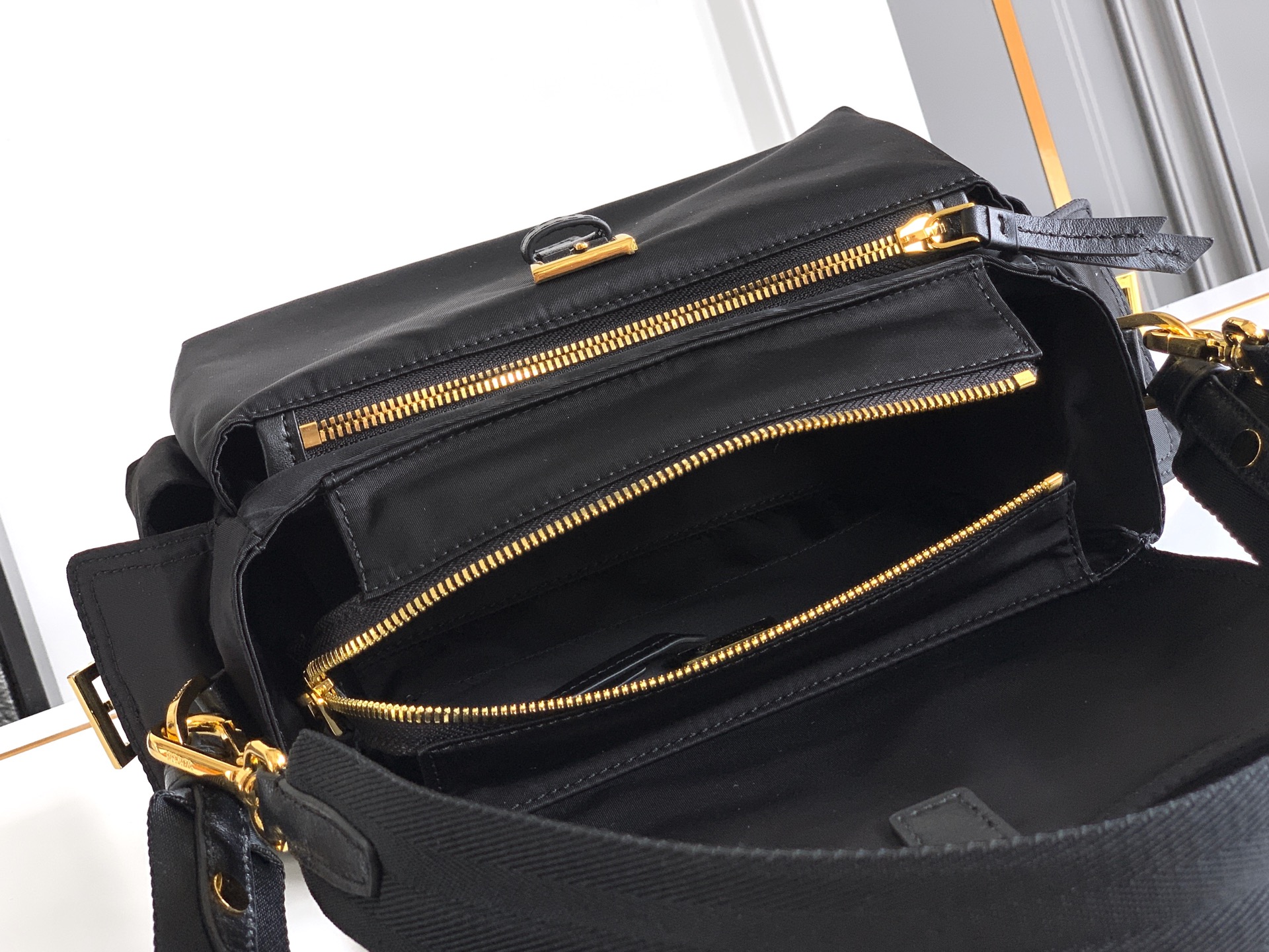 Prada 新款邮差包