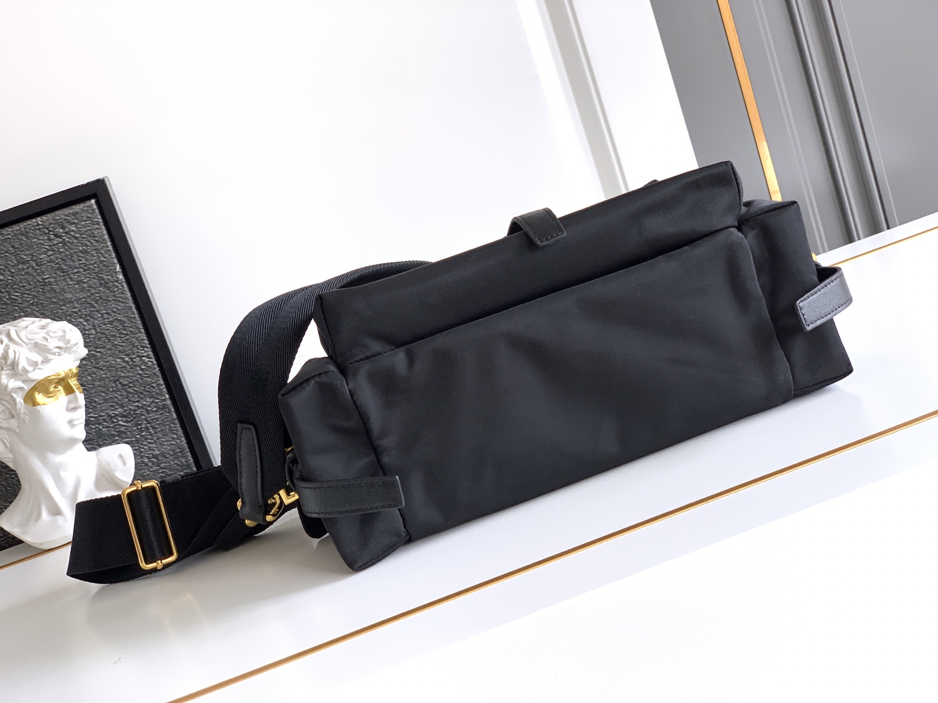 Prada 新款邮差包