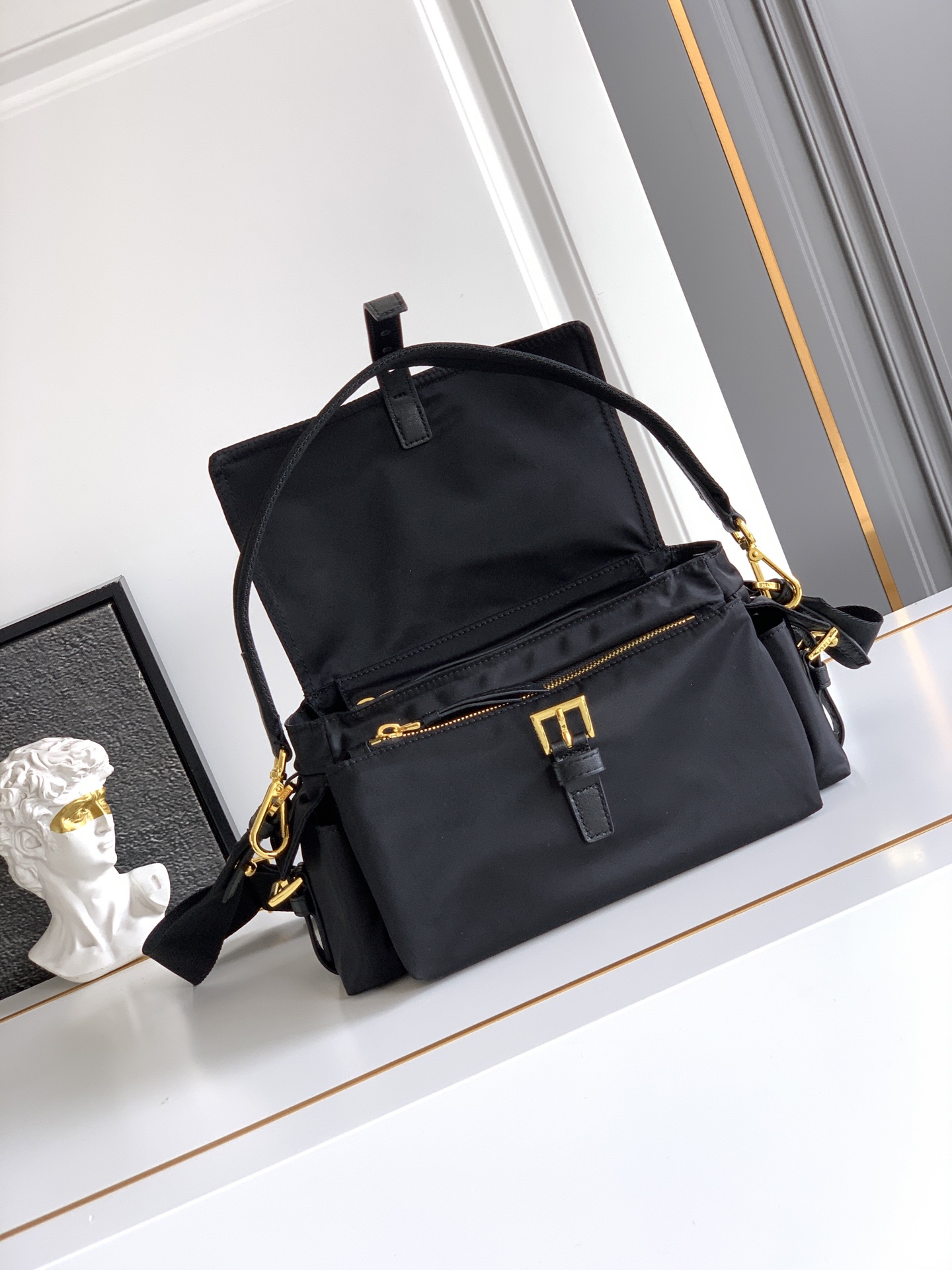 Prada 新款邮差包