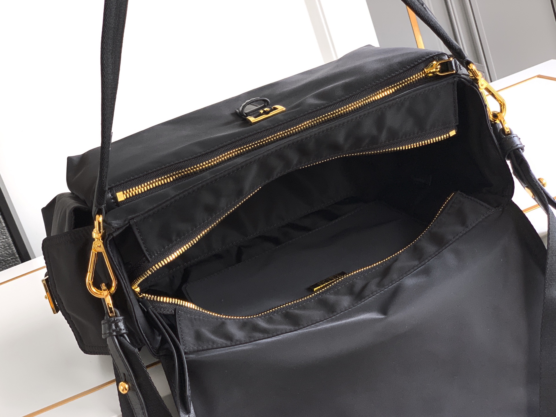 Prada 新款邮差包大号 与功能性 采用再生尼龙材质 轮廓柔和 配有多个口袋 轻盈实用的设计结合运动与百搭元素