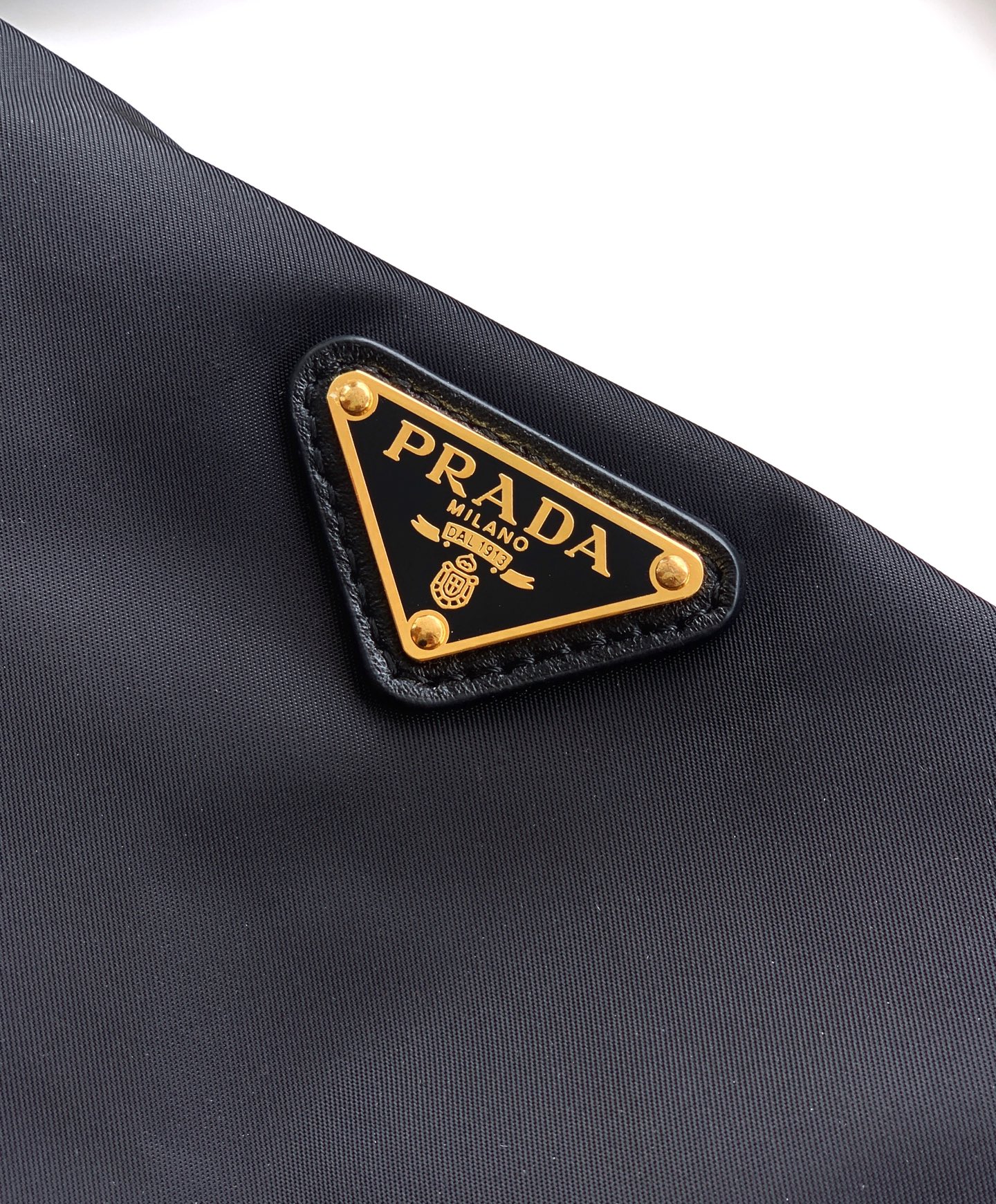 Prada 新款邮差包大号 与功能性 采用再生尼龙材质 轮廓柔和 配有多个口袋 轻盈实用的设计结合运动与百搭元素