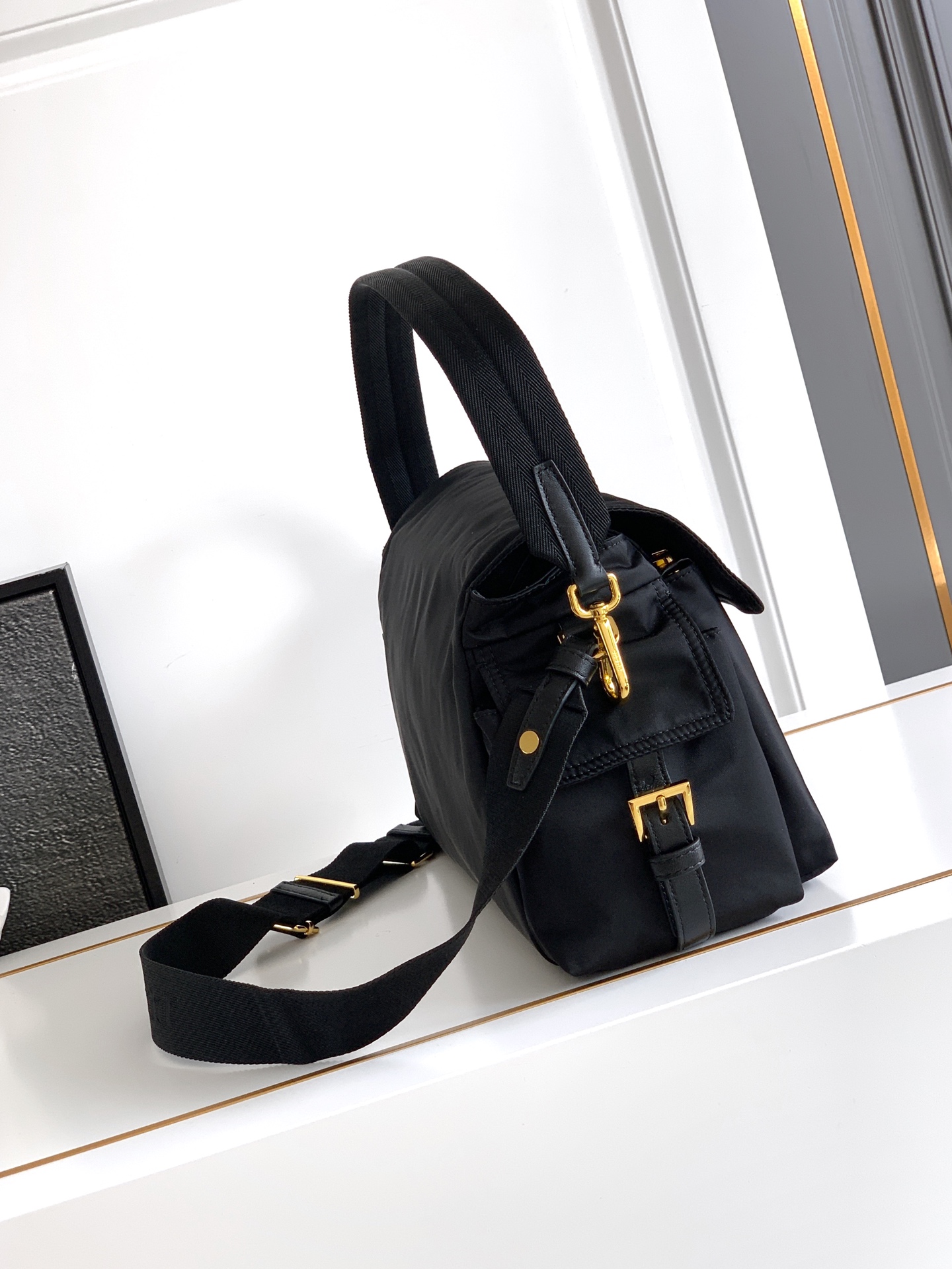 Prada 新款邮差包大号 与功能性 采用再生尼龙材质 轮廓柔和 配有多个口袋 轻盈实用的设计结合运动与百搭元素