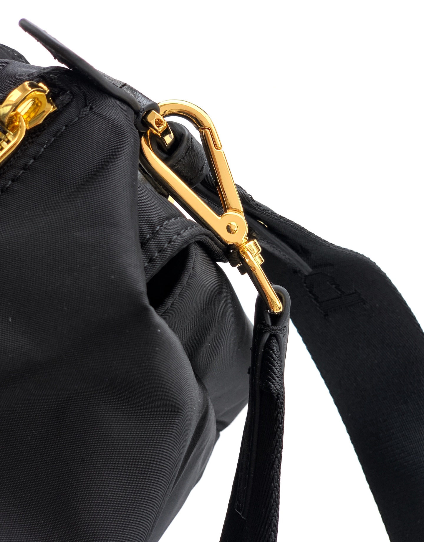 Prada 新款邮差包大号 与功能性 采用再生尼龙材质 轮廓柔和 配有多个口袋 轻盈实用的设计结合运动与百搭元素