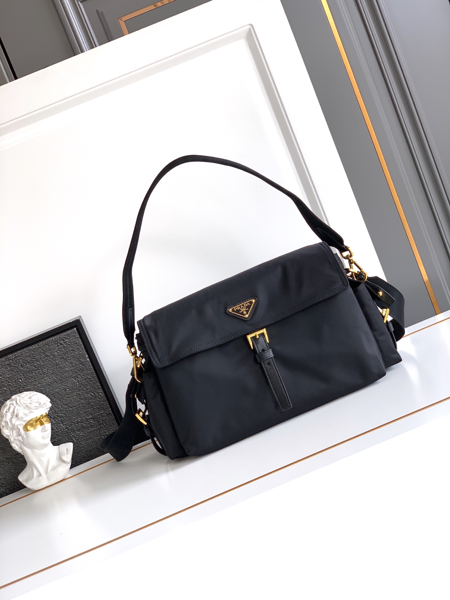 Prada 新款邮差包大号 与功能性 采用再生尼龙材质 轮廓柔和 配有多个口袋 轻盈实用的设计结合运动与百搭元素