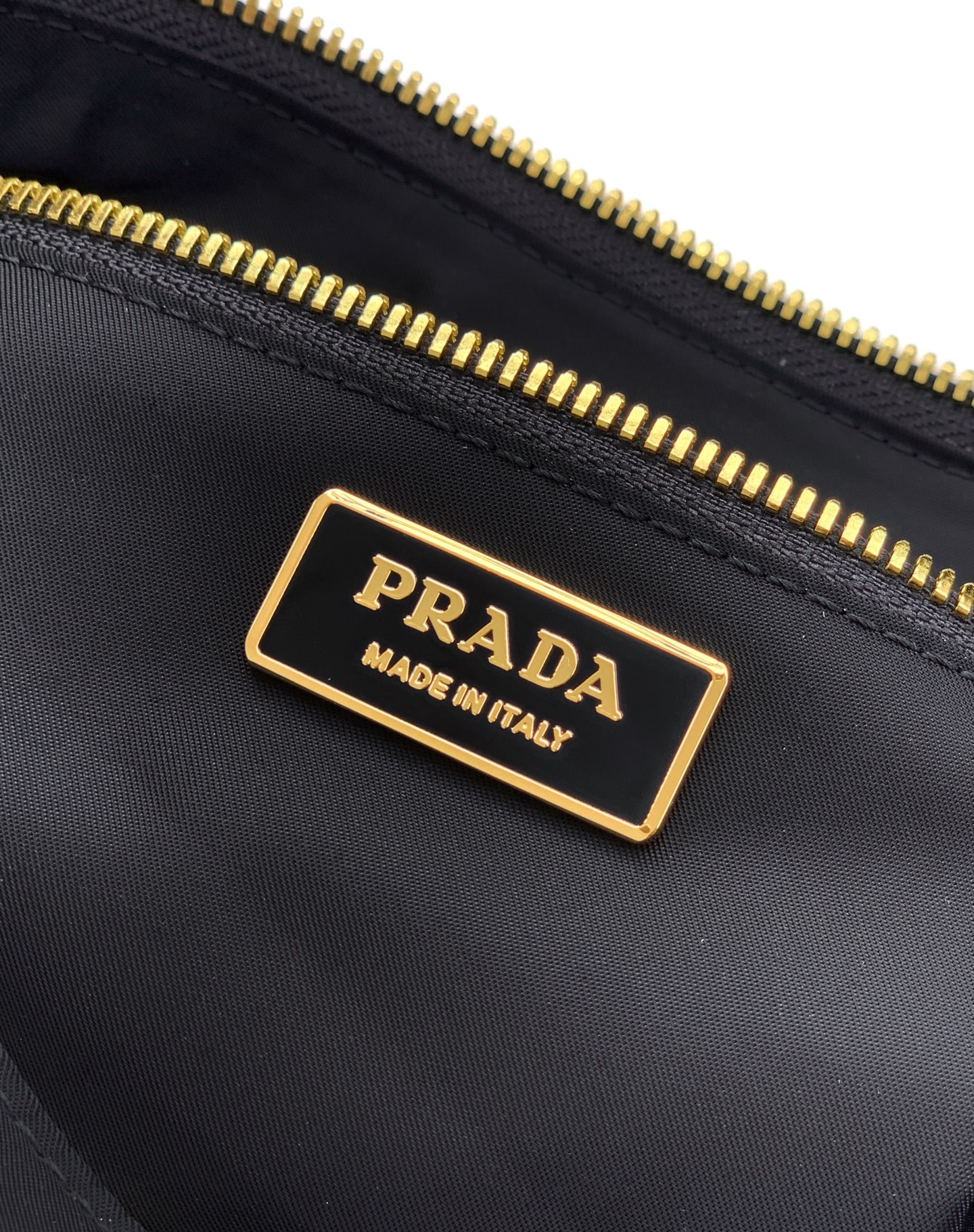 Prada 新款邮差包大号 与功能性 采用再生尼龙材质 轮廓柔和 配有多个口袋 轻盈实用的设计结合运动与百搭元素
