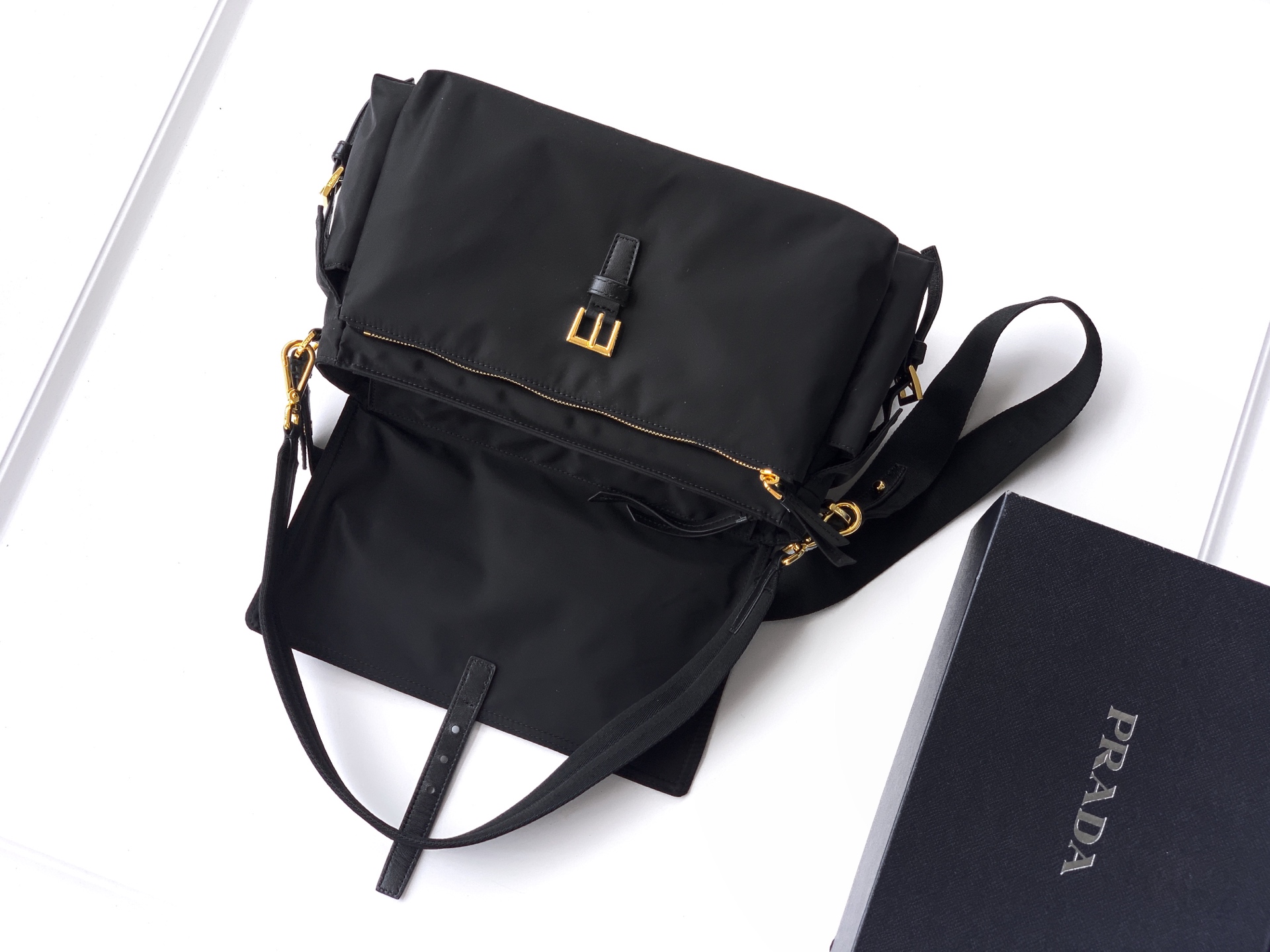 Prada 新款邮差包大号 与功能性 采用再生尼龙材质 轮廓柔和 配有多个口袋 轻盈实用的设计结合运动与百搭元素