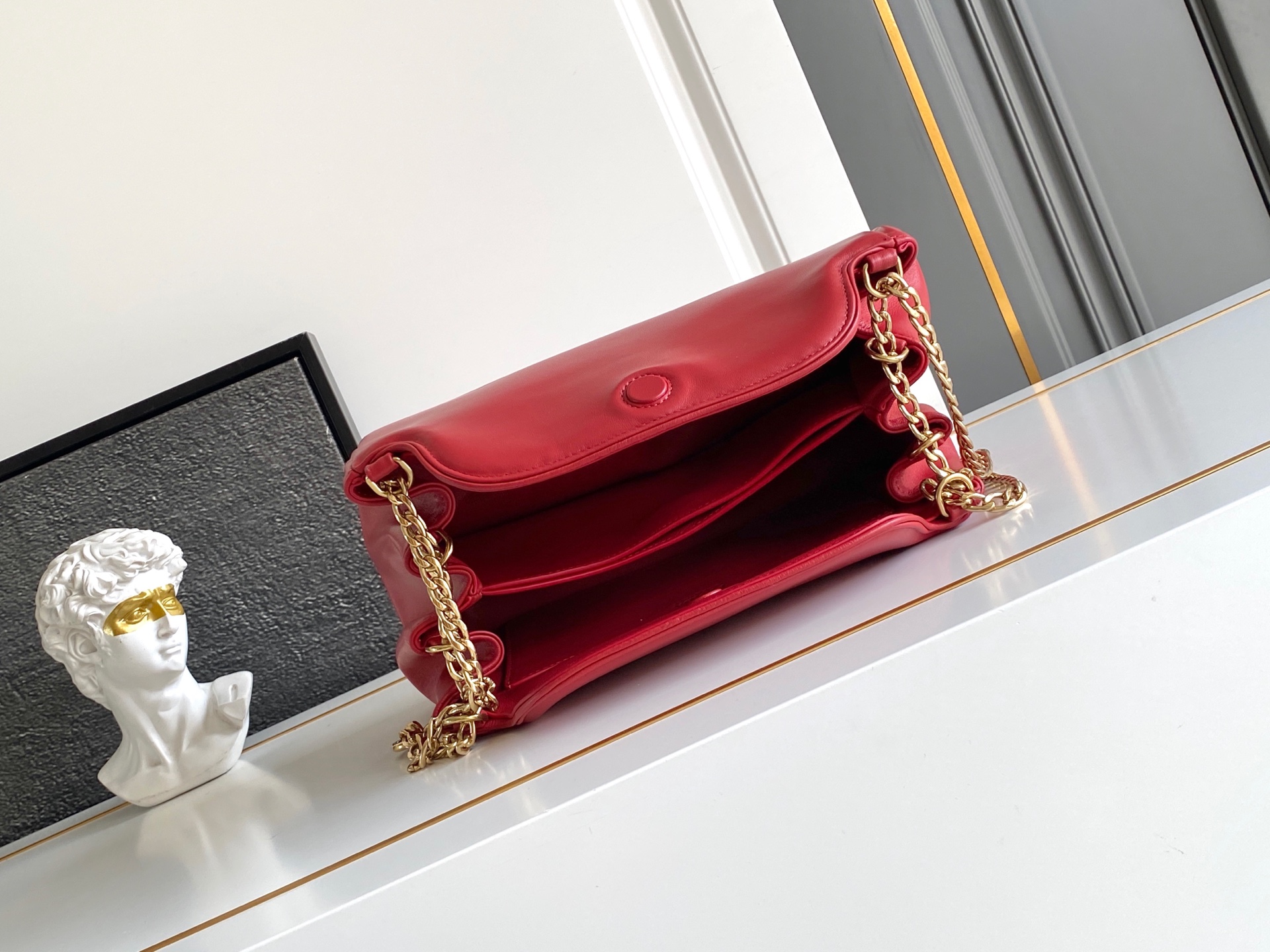 Loewe 2025秋冬新款小号羊皮 表达真实而个性化的风格 Nappa皮革设计以柔软的侧褶和弧线为特色