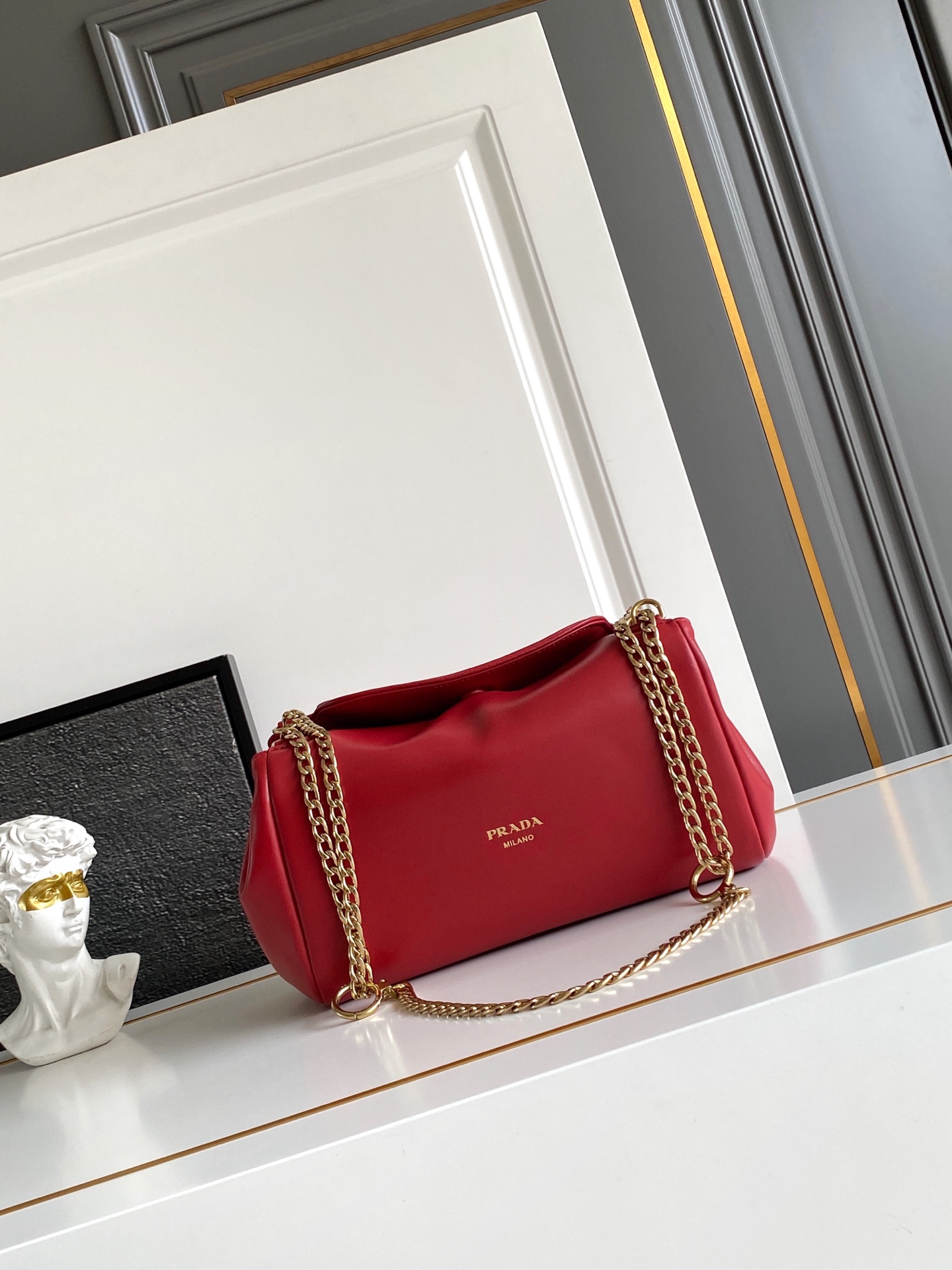 Loewe 2025秋冬新款小号羊皮 表达真实而个性化的风格 Nappa皮革设计以柔软的侧褶和弧线为特色