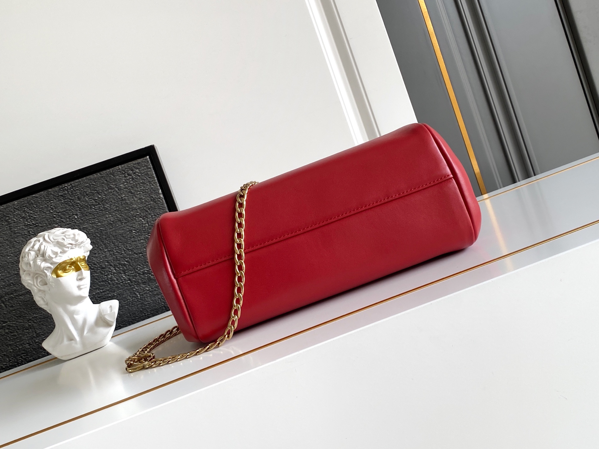 Loewe 2025秋冬新款小号羊皮 表达真实而个性化的风格 Nappa皮革设计以柔软的侧褶和弧线为特色