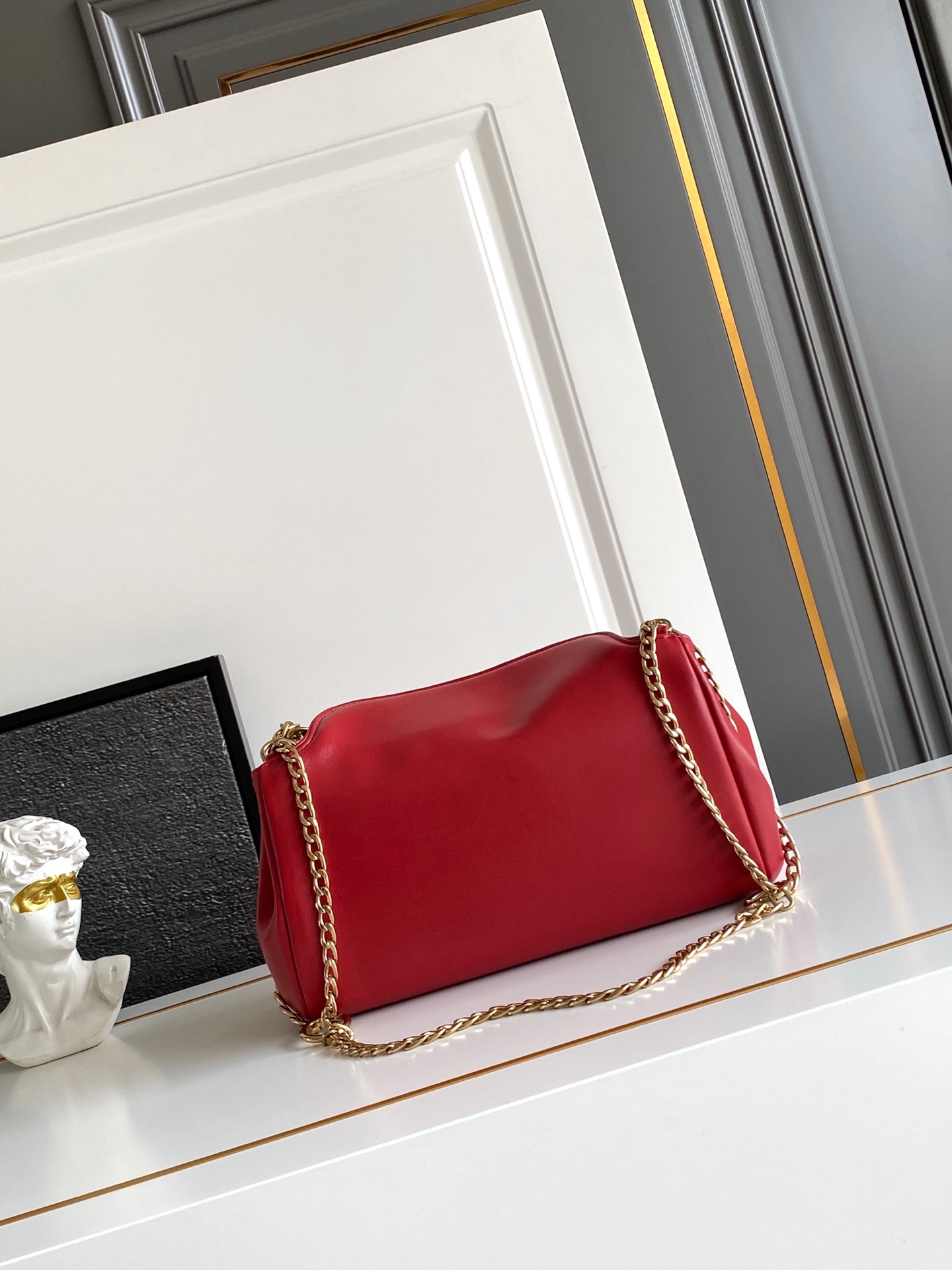 Loewe 2025秋冬新款小号羊皮 表达真实而个性化的风格 Nappa皮革设计以柔软的侧褶和弧线为特色