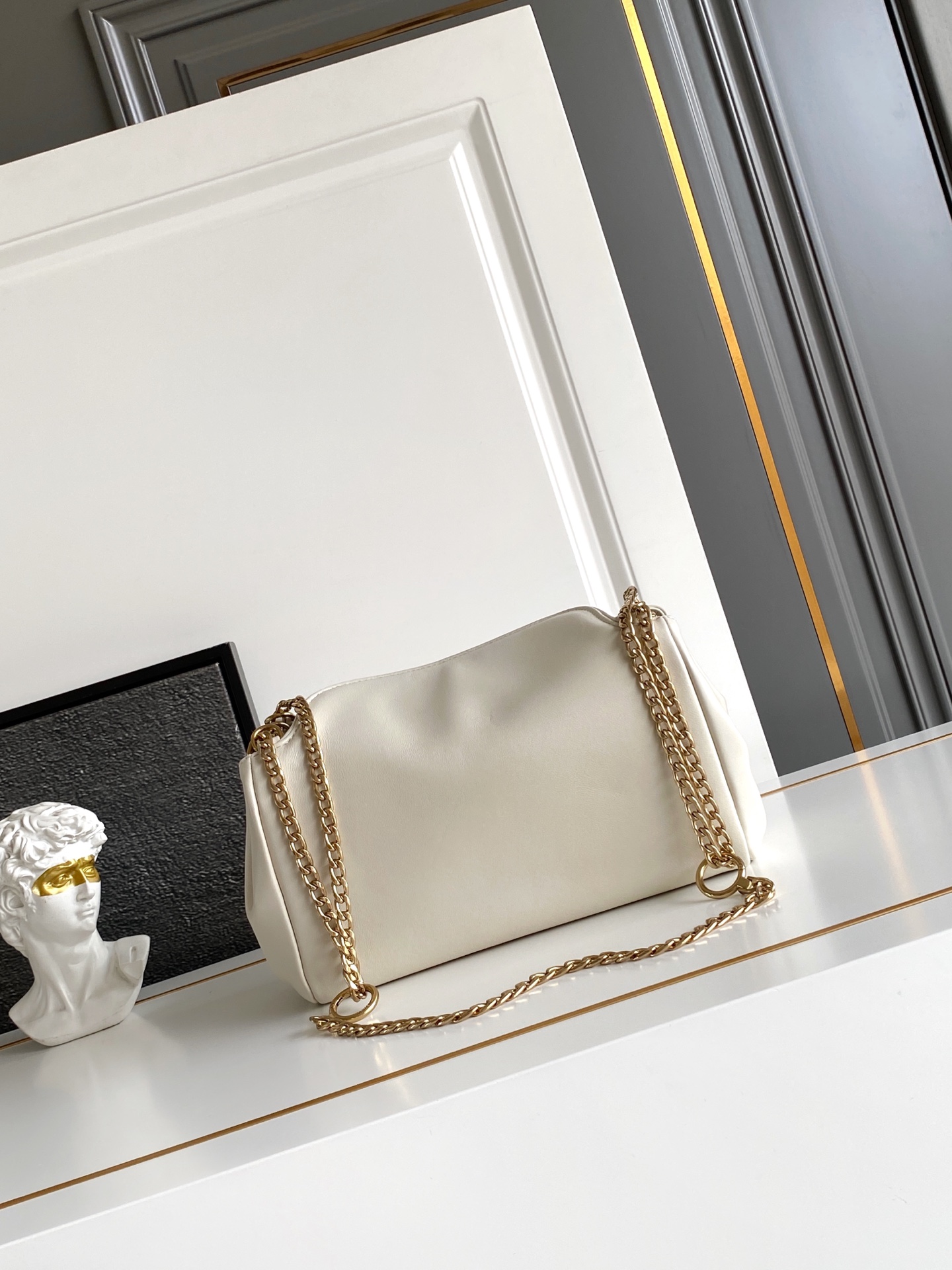 Loewe 2025秋冬新款小号羊皮 表达真实而个性化的风格 Nappa皮革设计以柔软的侧褶和弧线为特色