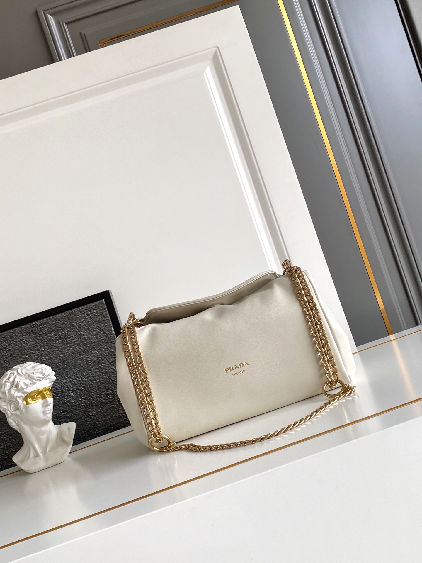 Loewe 2025秋冬新款小号羊皮 表达真实而个性化的风格 Nappa皮革设计以柔软的侧褶和弧线为特色
