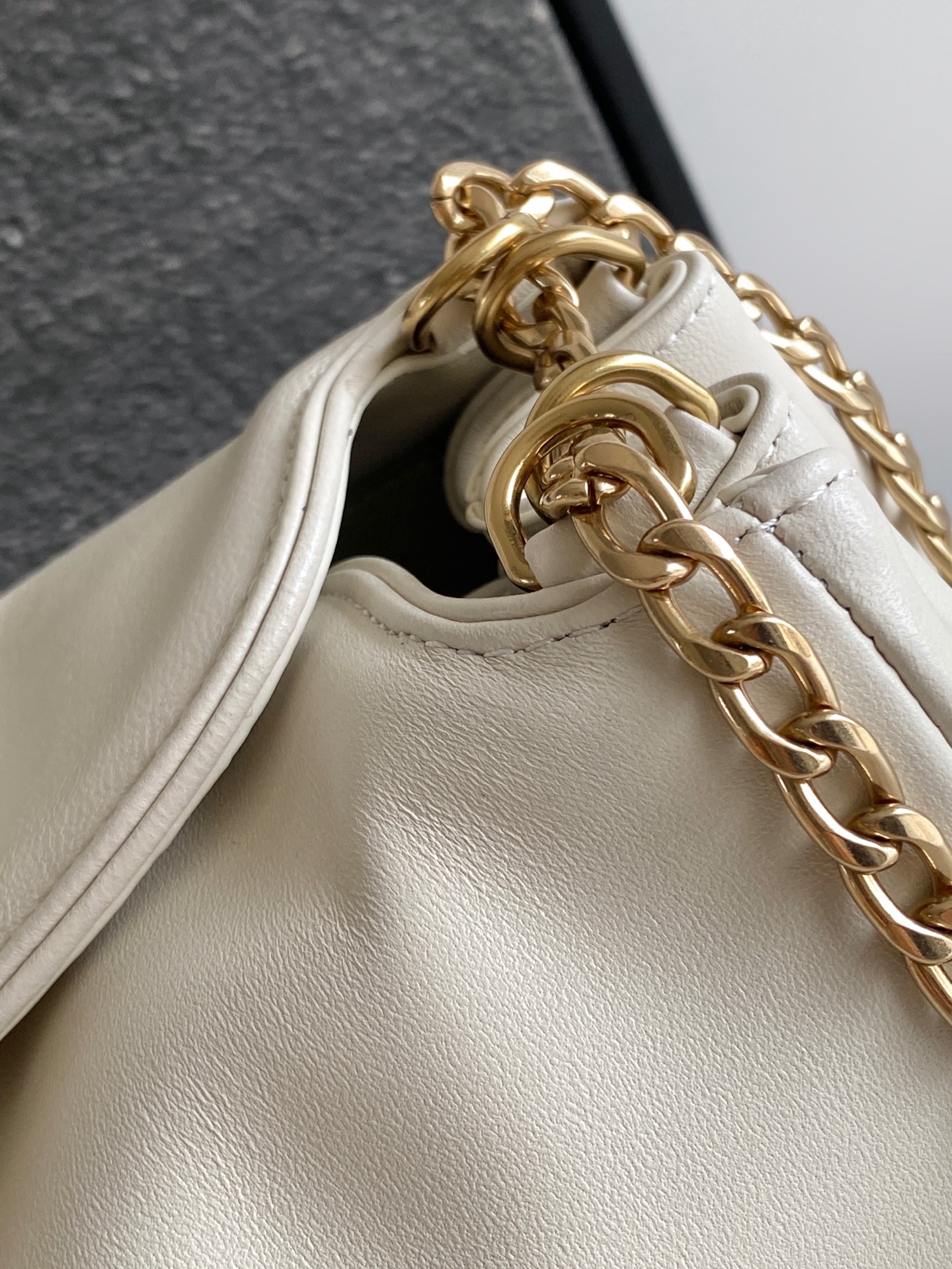 Loewe 2025秋冬新款小号羊皮 表达真实而个性化的风格 Nappa皮革设计以柔软的侧褶和弧线为特色
