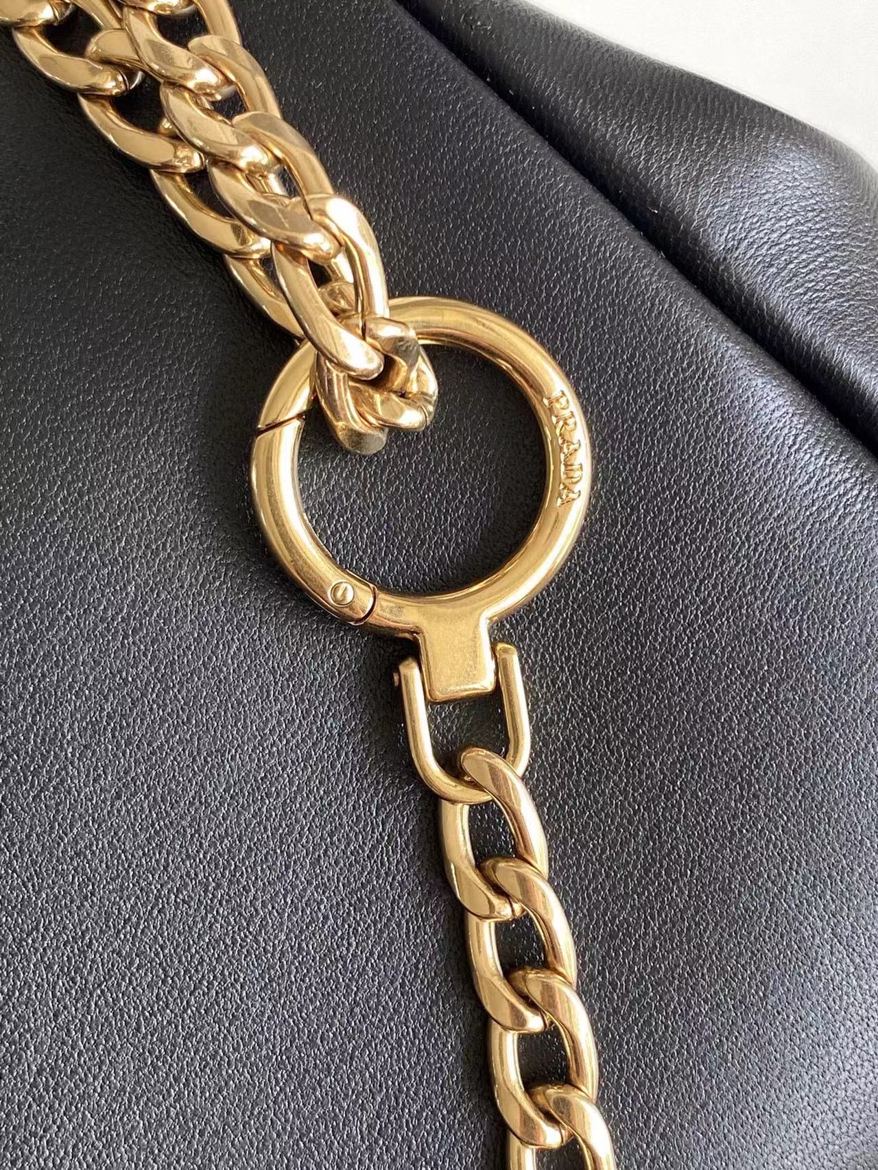 Loewe 2025秋冬新款小号羊皮 表达真实而个性化的风格 Nappa皮革设计以柔软的侧褶和弧线为特色