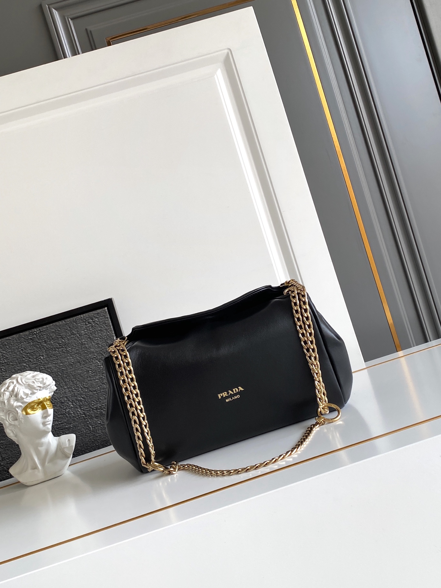 Loewe 2025秋冬新款小号羊皮 表达真实而个性化的风格 Nappa皮革设计以柔软的侧褶和弧线为特色