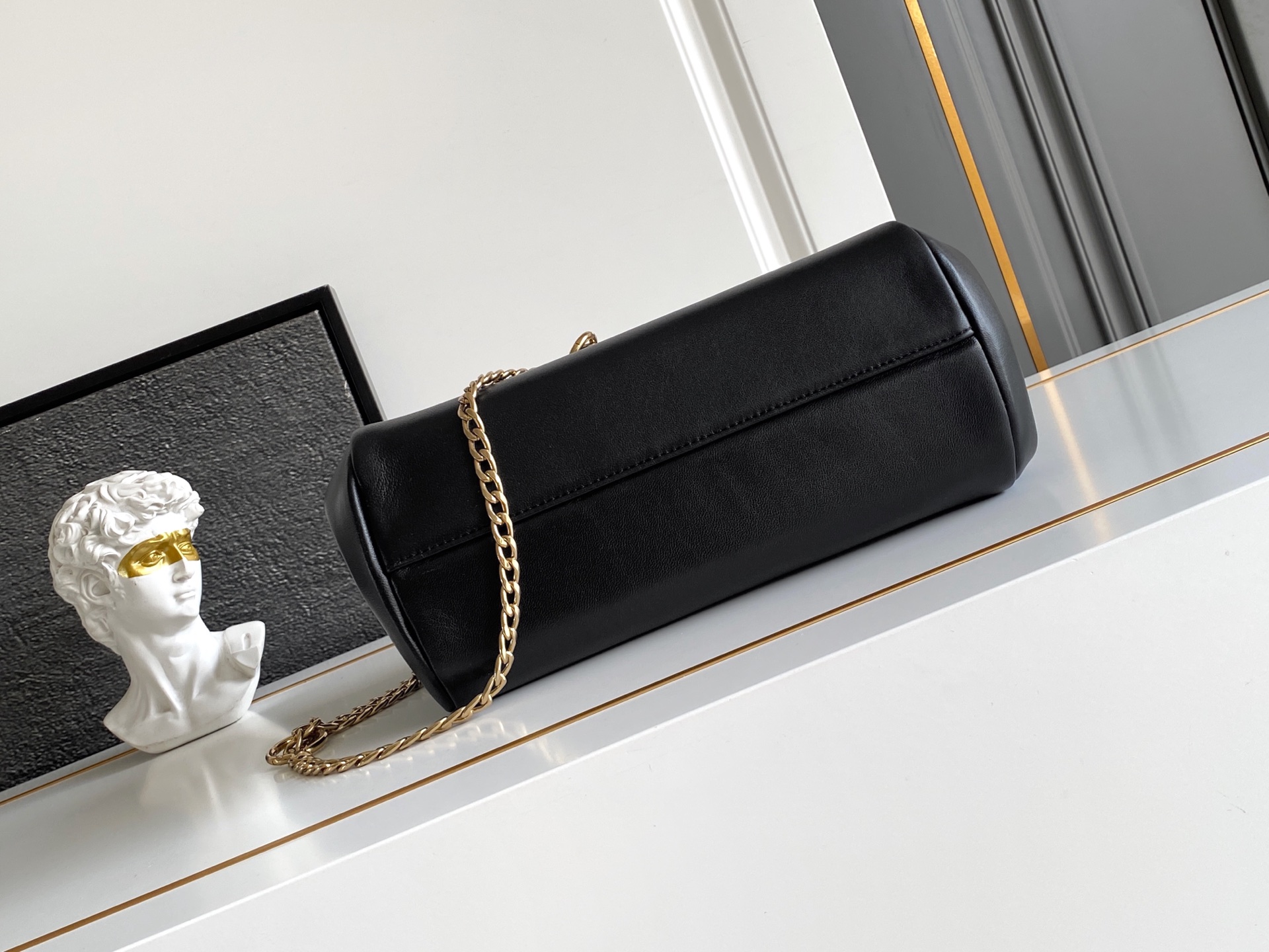 Loewe 2025秋冬新款小号羊皮 表达真实而个性化的风格 Nappa皮革设计以柔软的侧褶和弧线为特色