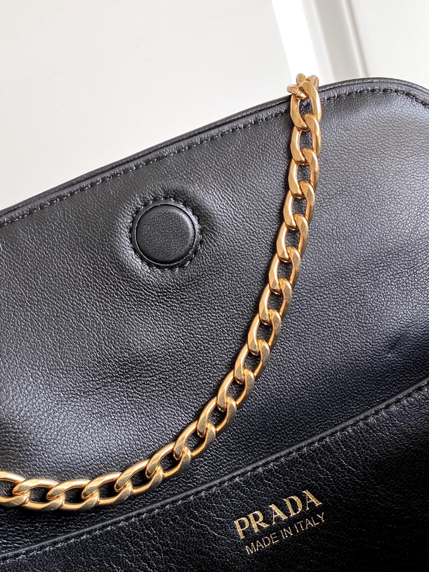 Loewe 2025秋冬新款小号羊皮 表达真实而个性化的风格 Nappa皮革设计以柔软的侧褶和弧线为特色