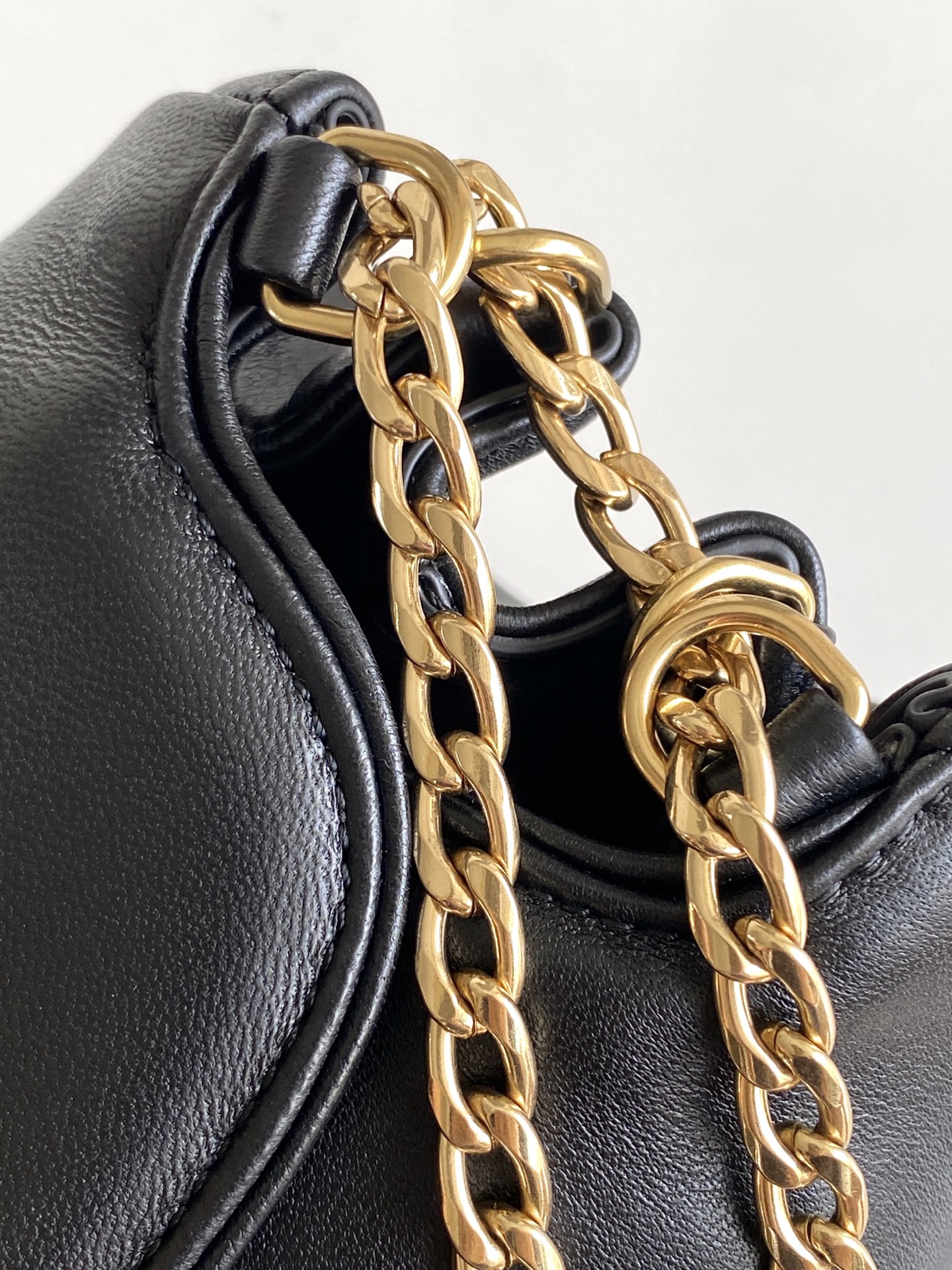 Loewe 2025秋冬新款小号羊皮 表达真实而个性化的风格 Nappa皮革设计以柔软的侧褶和弧线为特色