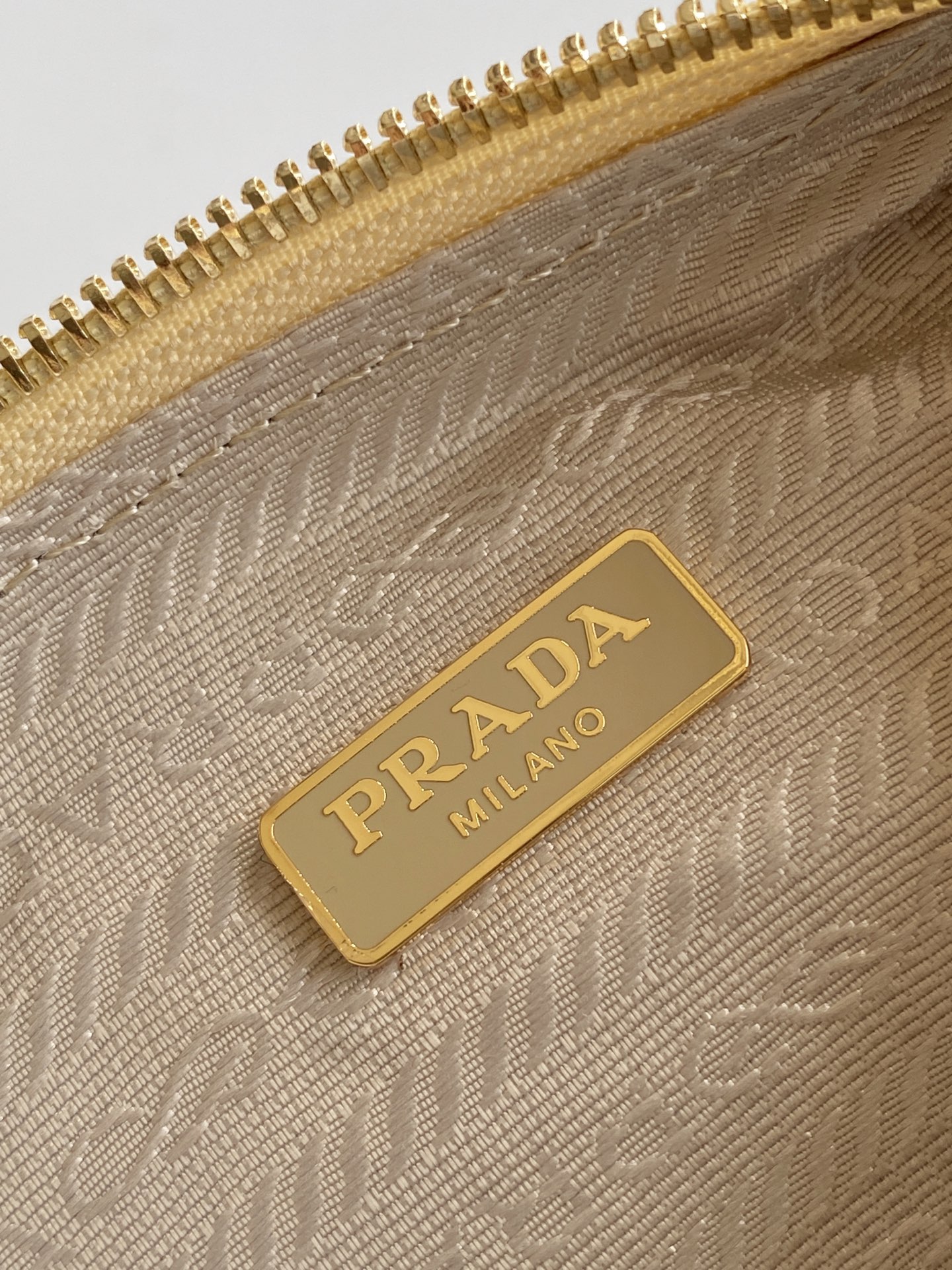 Prada Hobo 可手拎/腋下包/肩带可调节/斜挎 琏条可拆卸 太完美 复杂手工显得格外 /