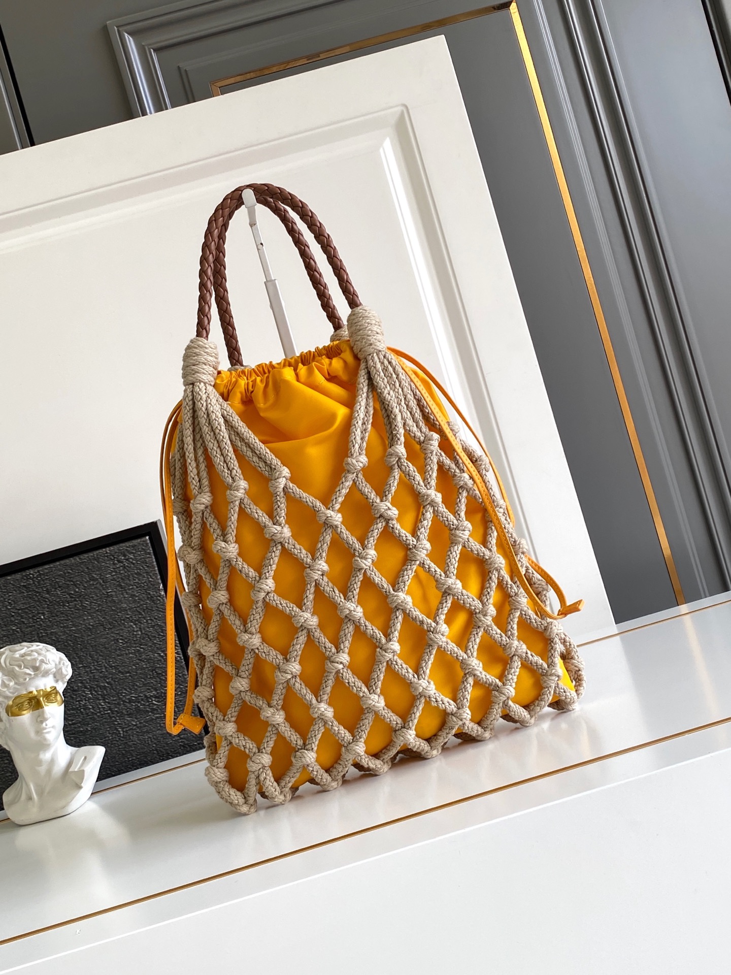 Bottega Veneta 航海世界启发了这款手工饰边手袋的花边设计 体现了清新素雅气质与真实的自由感
