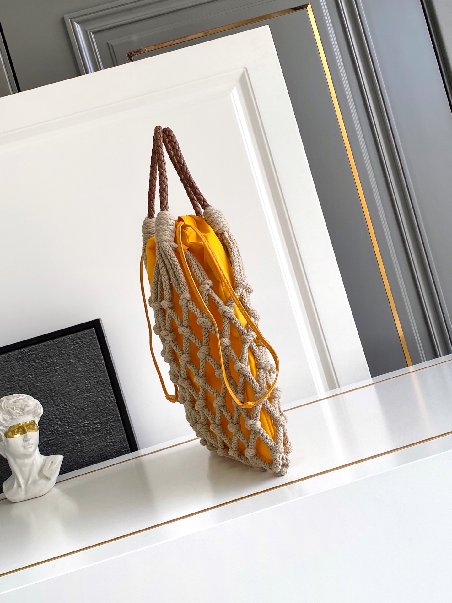 Bottega Veneta 航海世界启发了这款手工饰边手袋的花边设计 体现了清新素雅气质与真实的自由感