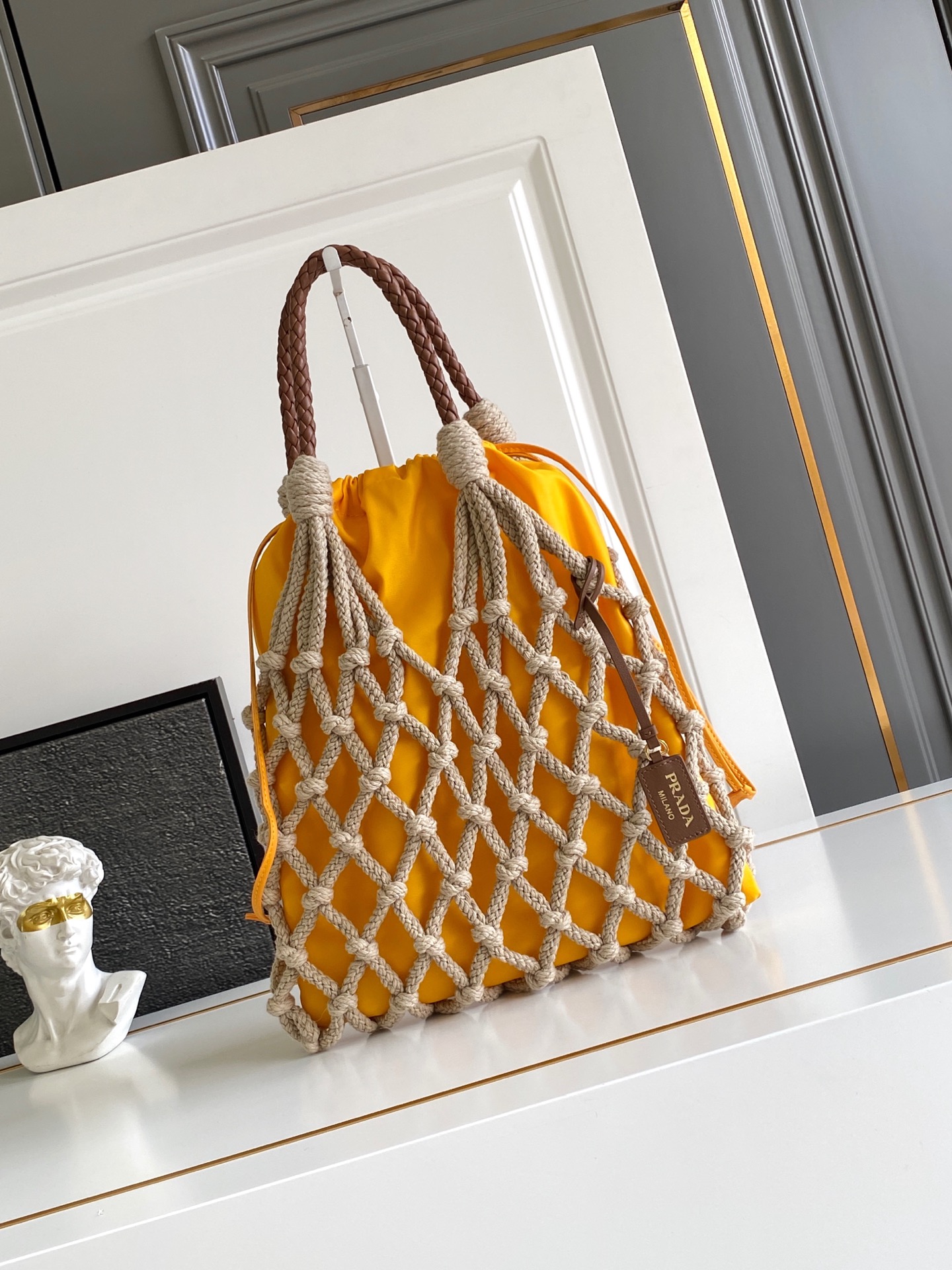 Bottega Veneta 航海世界启发了这款手工饰边手袋的花边设计 体现了清新素雅气质与真实的自由感