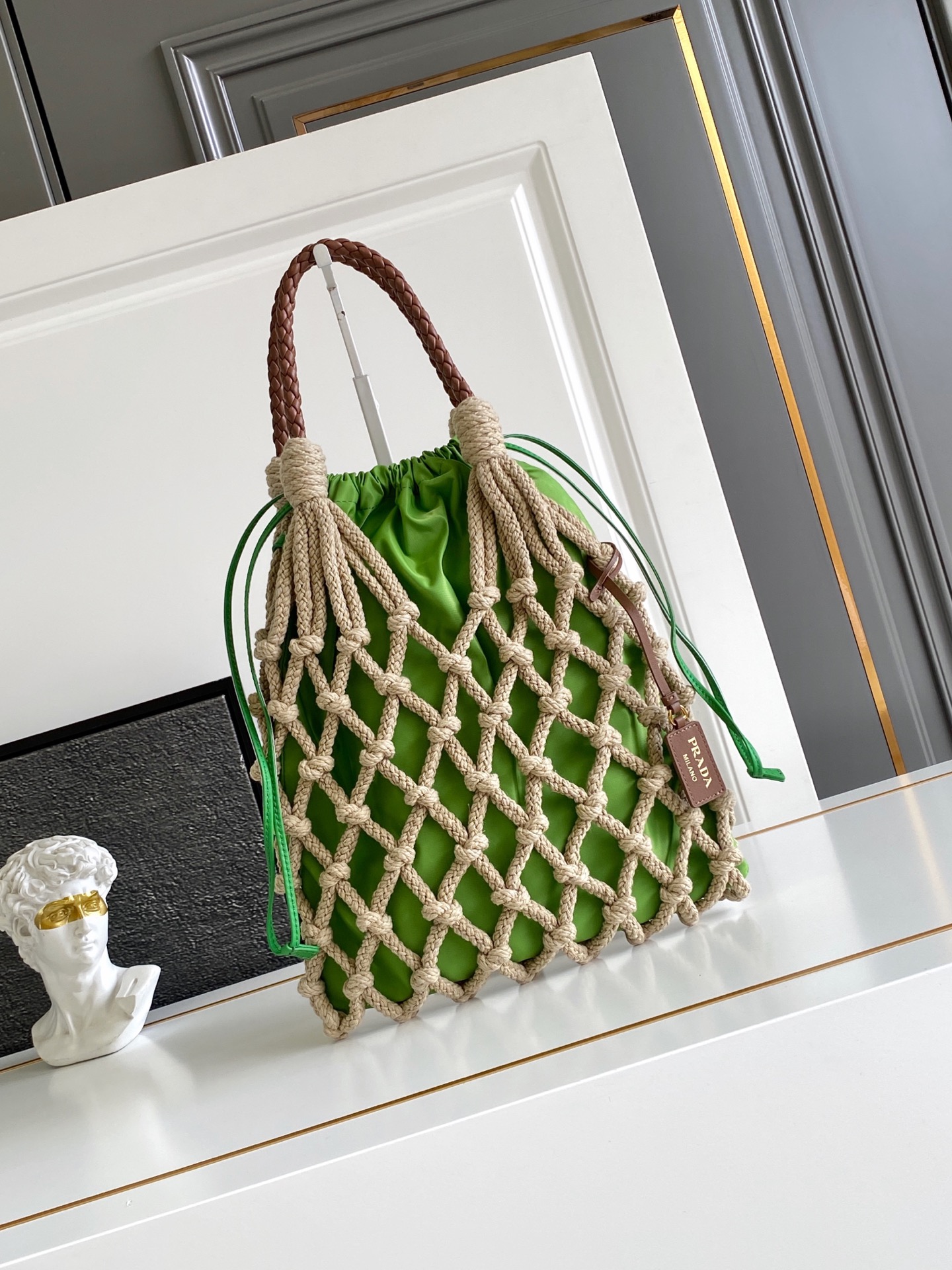 Bottega Veneta 航海世界启发了这款手工饰边手袋的花边设计 体现了清新素雅气质与真实的自由感