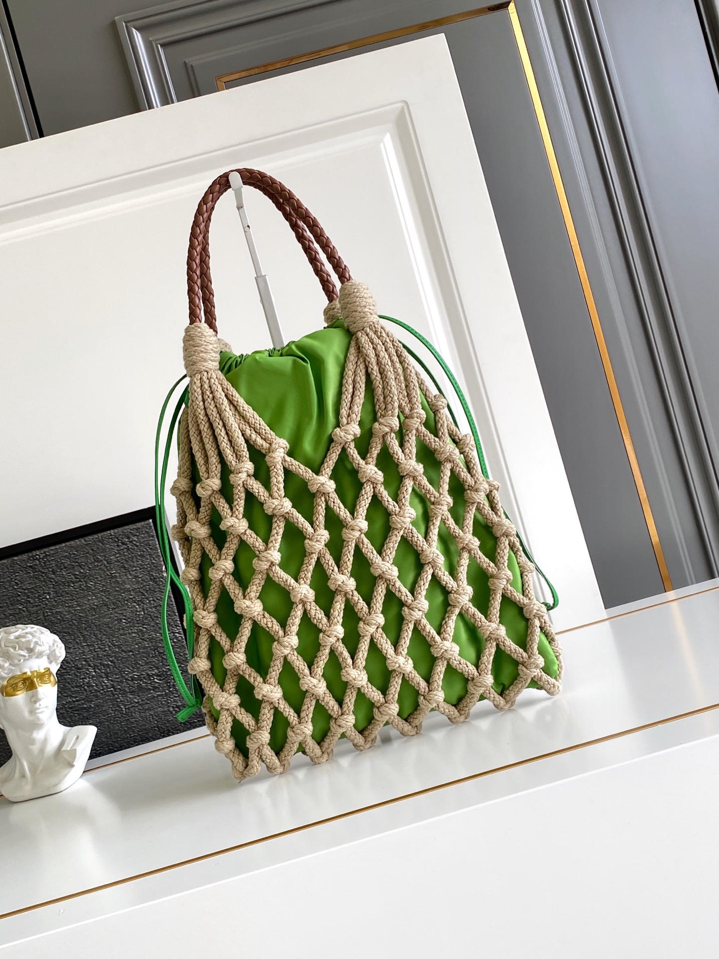Bottega Veneta 航海世界启发了这款手工饰边手袋的花边设计 体现了清新素雅气质与真实的自由感