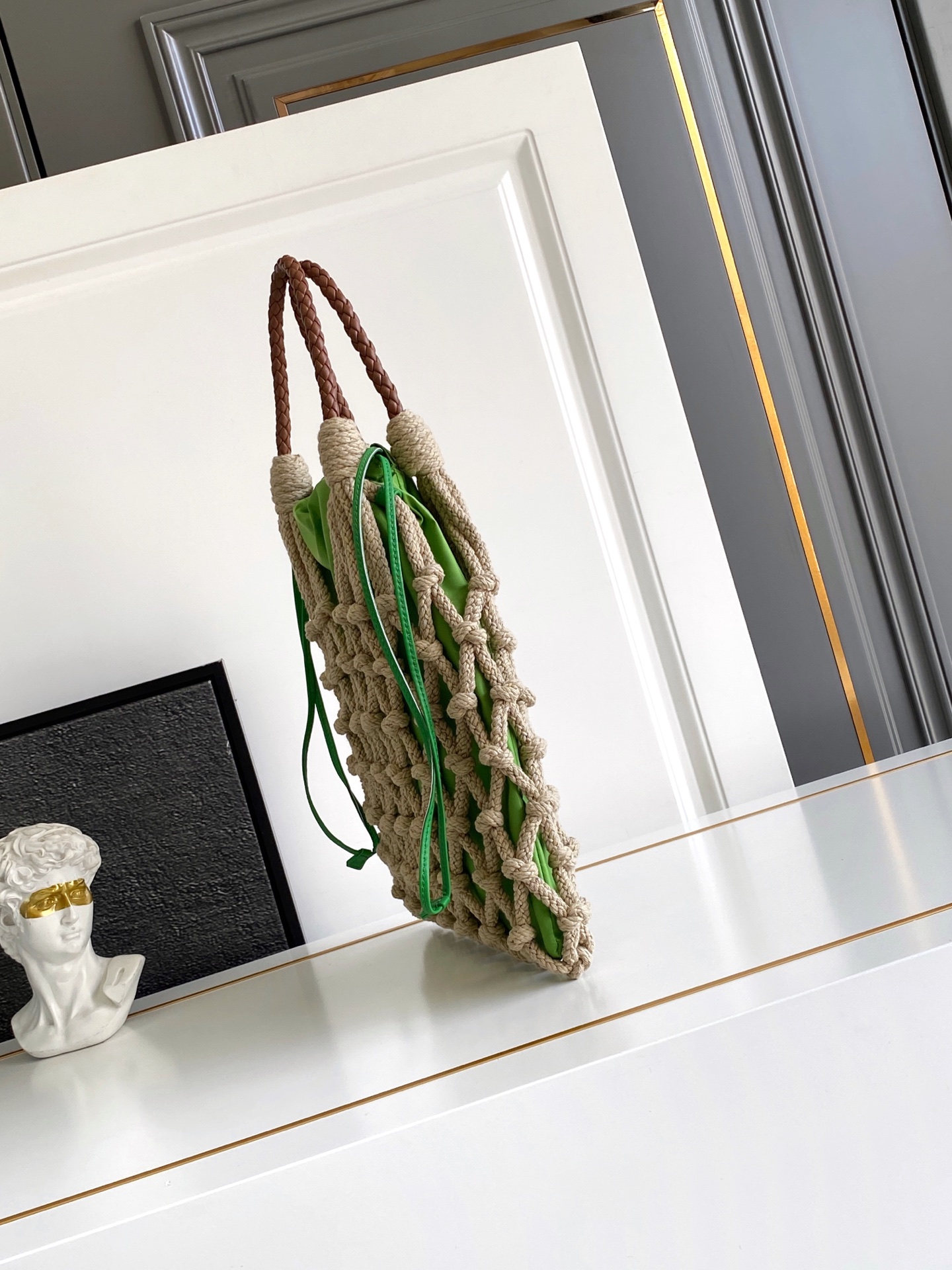 Bottega Veneta 航海世界启发了这款手工饰边手袋的花边设计 体现了清新素雅气质与真实的自由感
