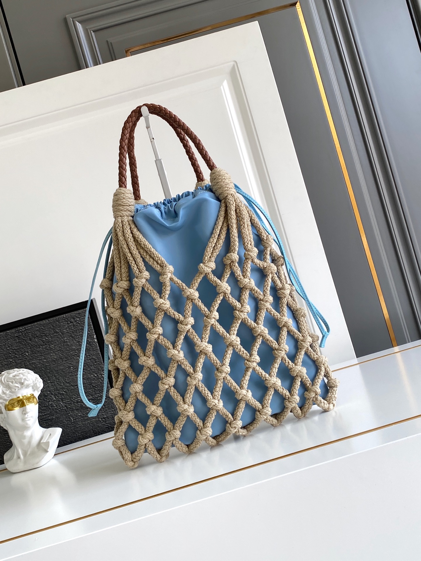 Bottega Veneta 航海世界启发了这款手工饰边手袋的花边设计 体现了清新素雅气质与真实的自由感