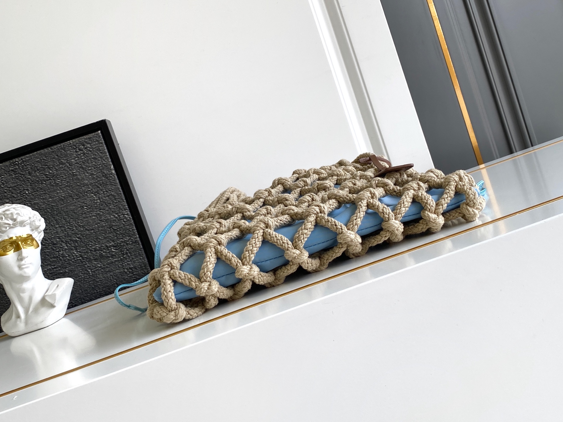Bottega Veneta 航海世界启发了这款手工饰边手袋的花边设计 体现了清新素雅气质与真实的自由感
