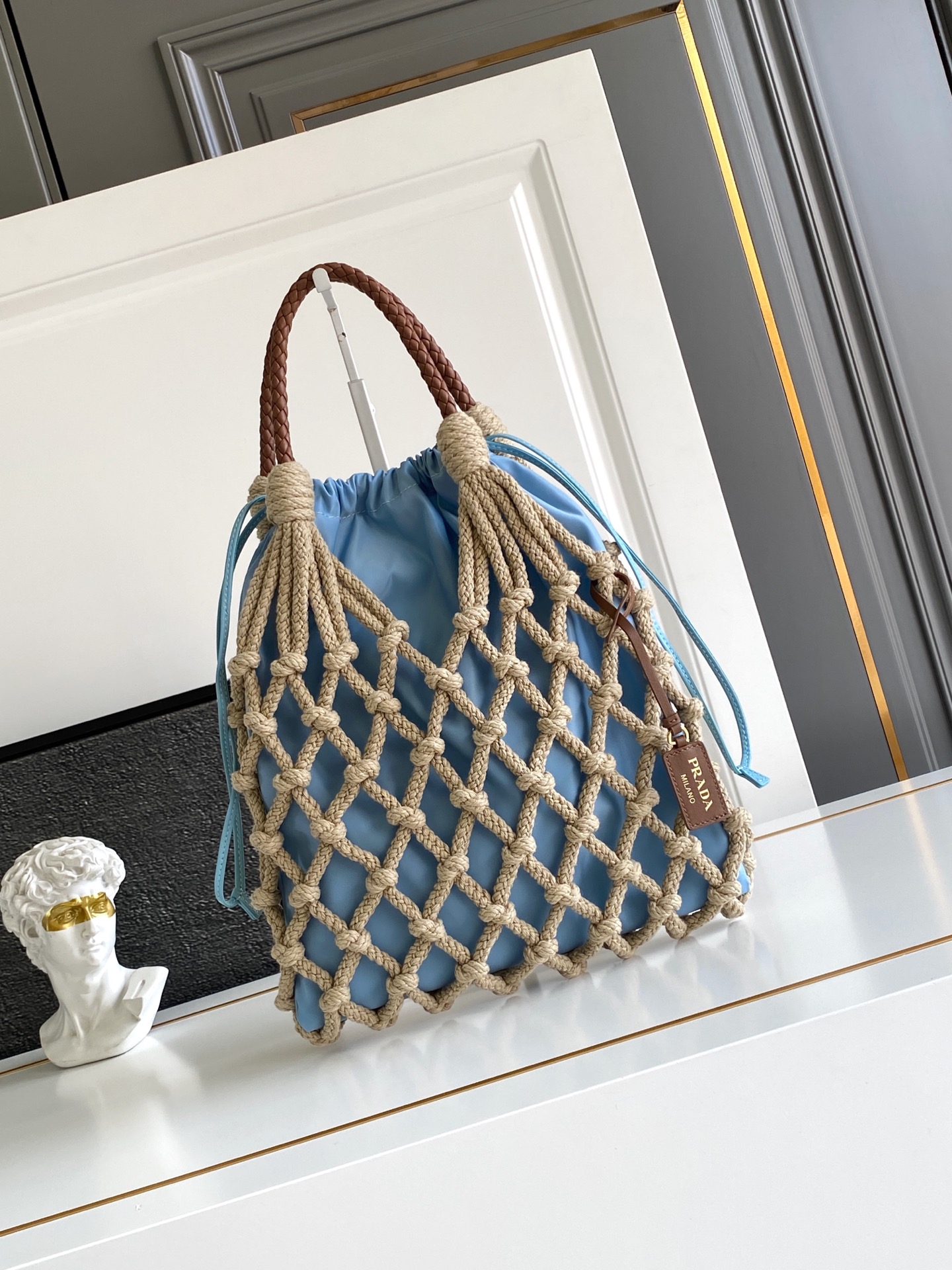 Bottega Veneta 航海世界启发了这款手工饰边手袋的花边设计 体现了清新素雅气质与真实的自由感