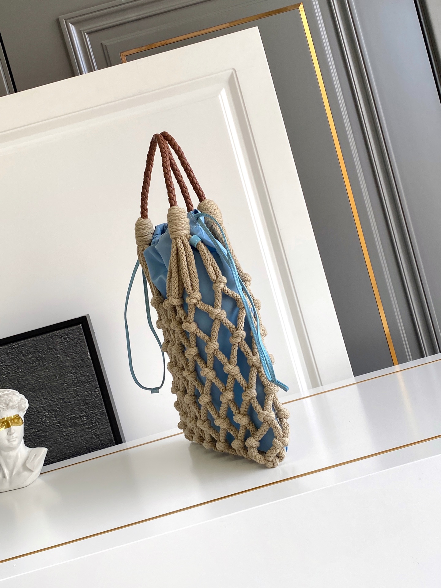Bottega Veneta 航海世界启发了这款手工饰边手袋的花边设计 体现了清新素雅气质与真实的自由感