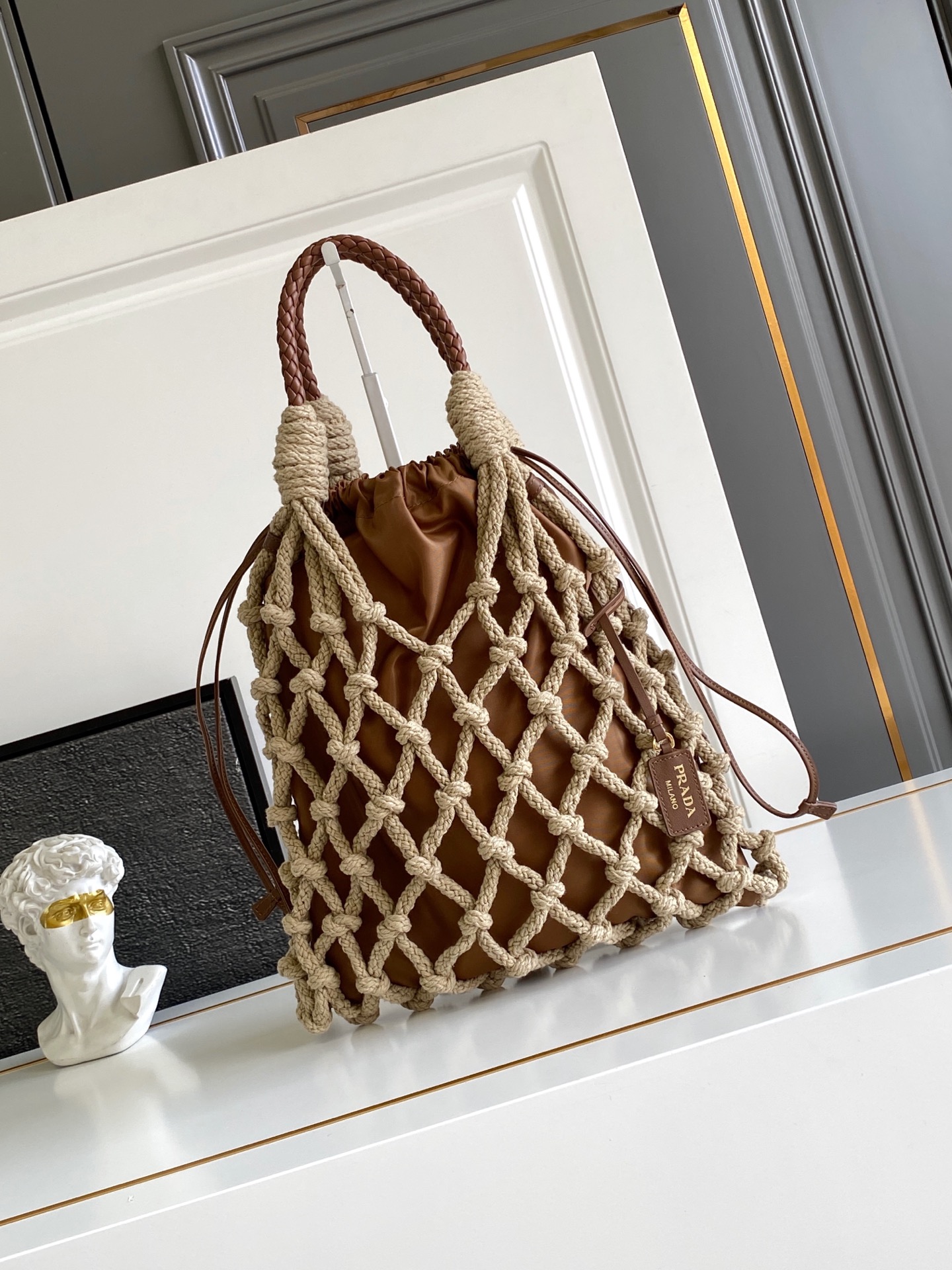 Bottega Veneta 航海世界启发了这款手工饰边手袋的花边设计 体现了清新素雅气质与真实的自由感